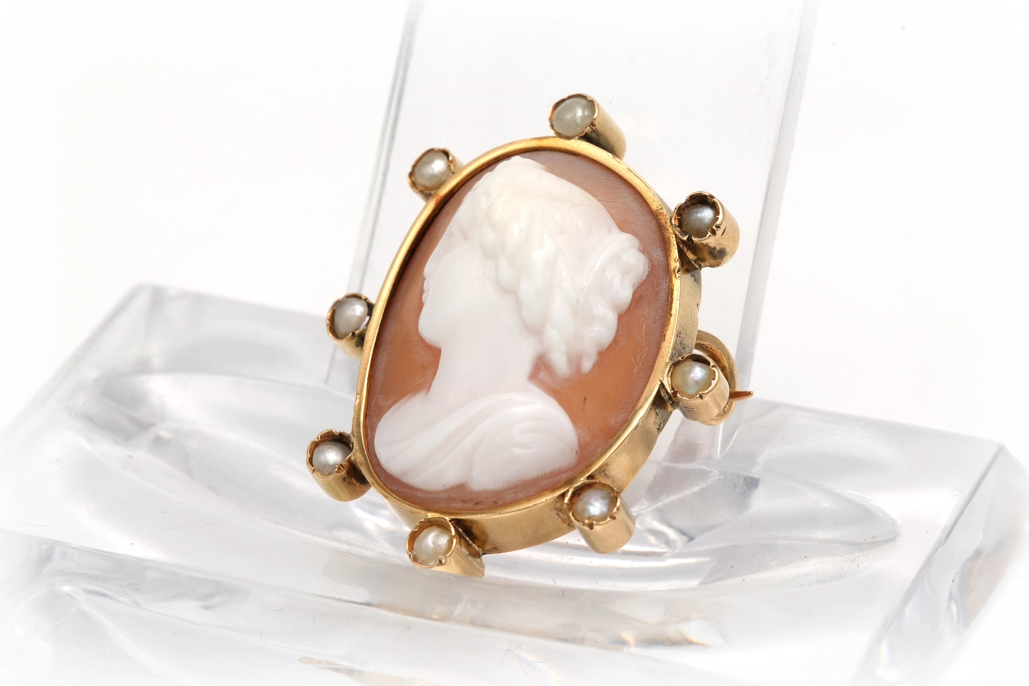 Broche Art Déco en or jaune 18 carats sertie d'un camée coquillage et de perles - - 2