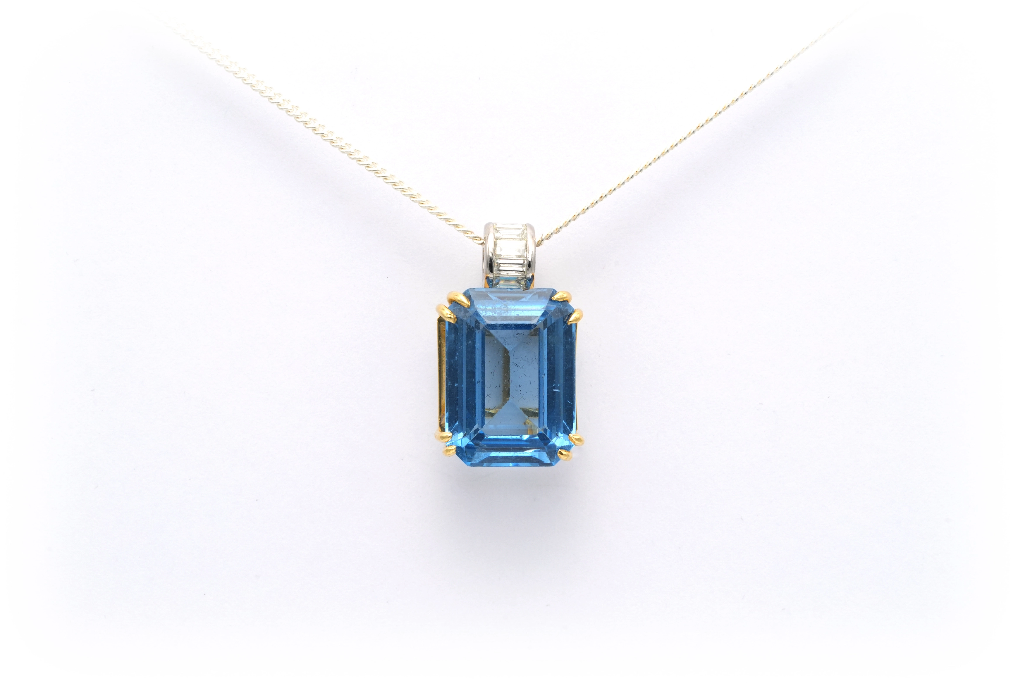 Pendentif contemporain en or jaune 18 carats serti d’une topaze bleu suisse et de diamants - - 1