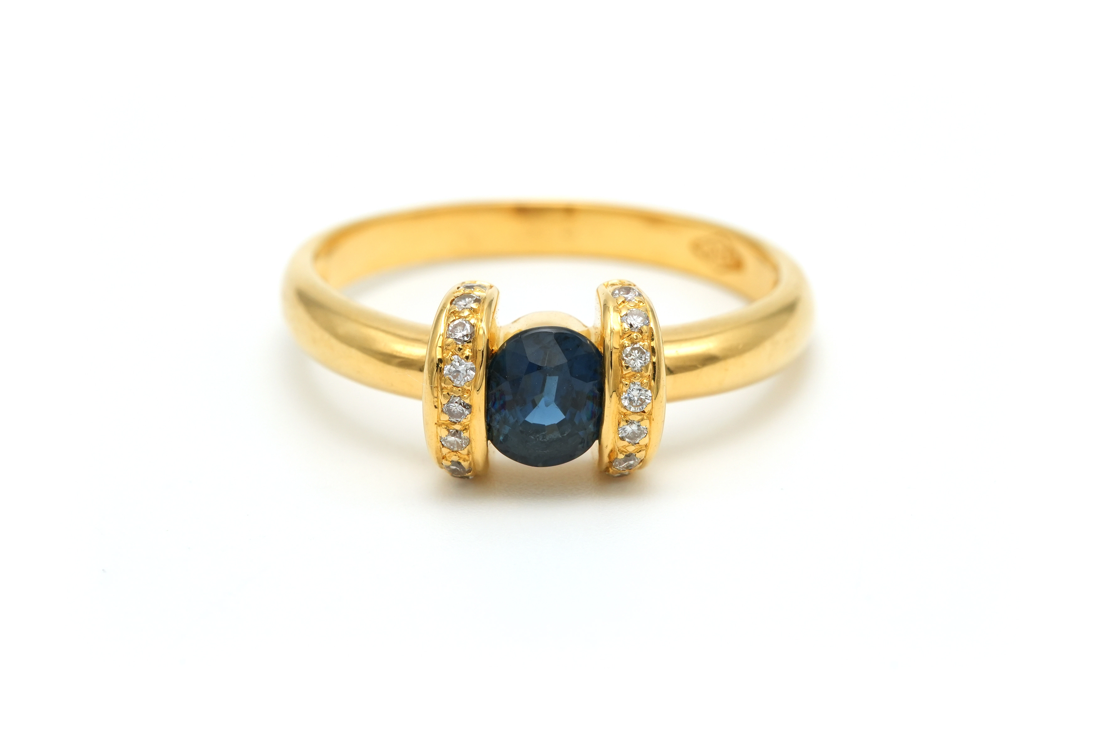 Bague Années 70 en or jaune 18 carats sertie d'un saphir naturel et de diamants - - 1