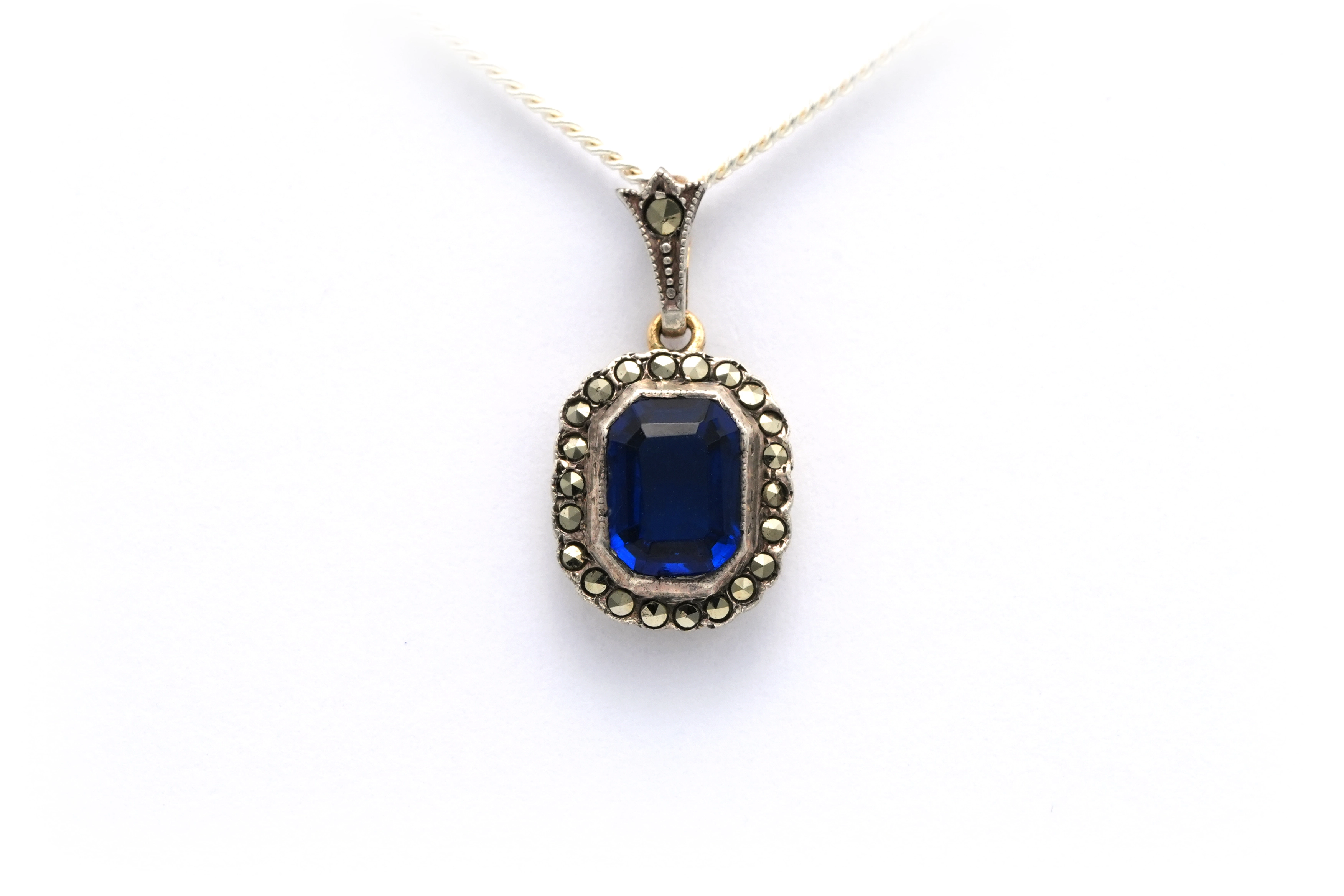 Pendentif contemporain en or jaune et blanc 18 carats serti d'un saphir et de marcassite - - 1