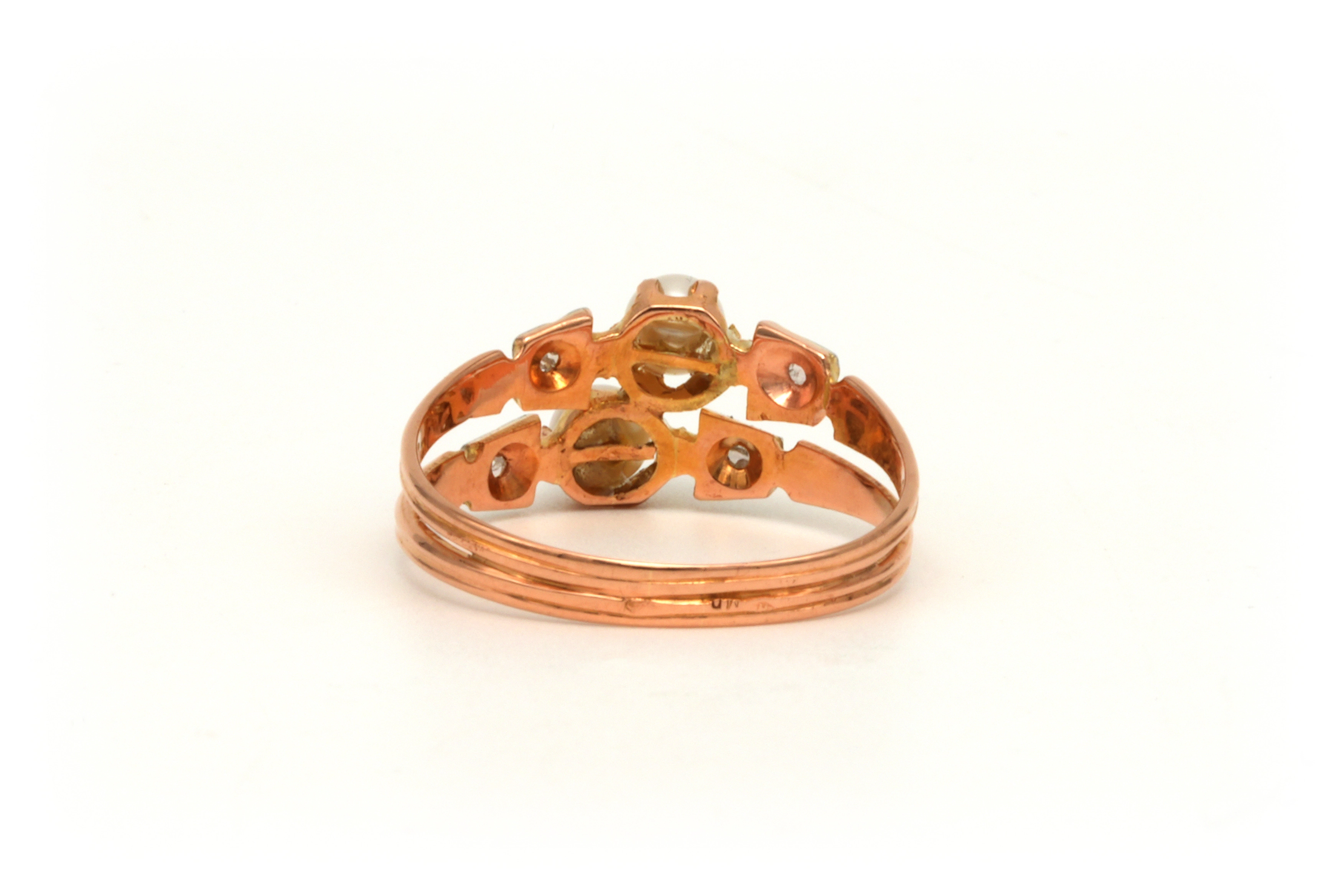 Bague Art Nouveau en or jaune et blanc 18 carats sertie de perles et de diamants "taille" rose - 4