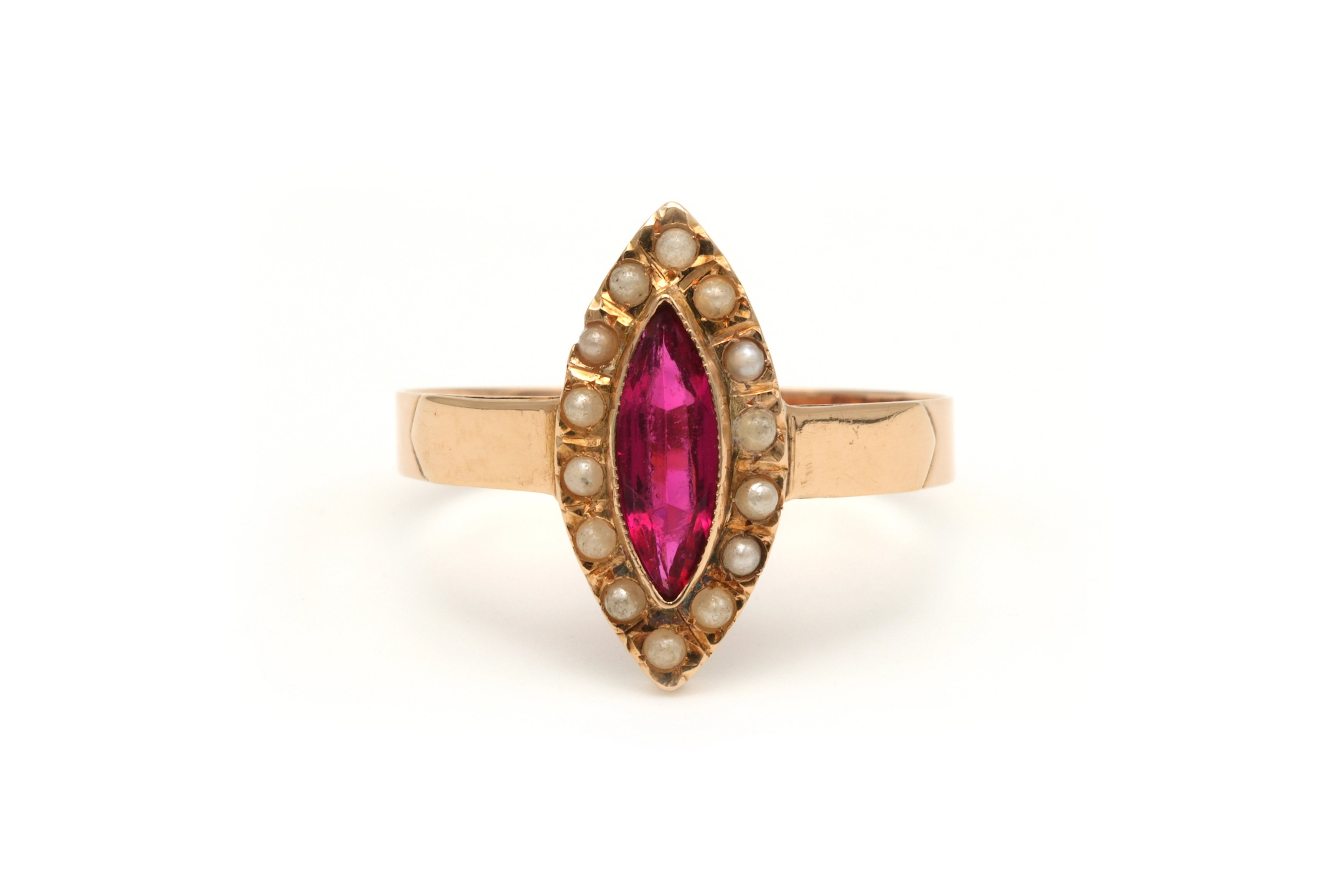 Bague Napoléon III en or jaune 18 carats sertie d'un rubis de synthèse et de perles - 1