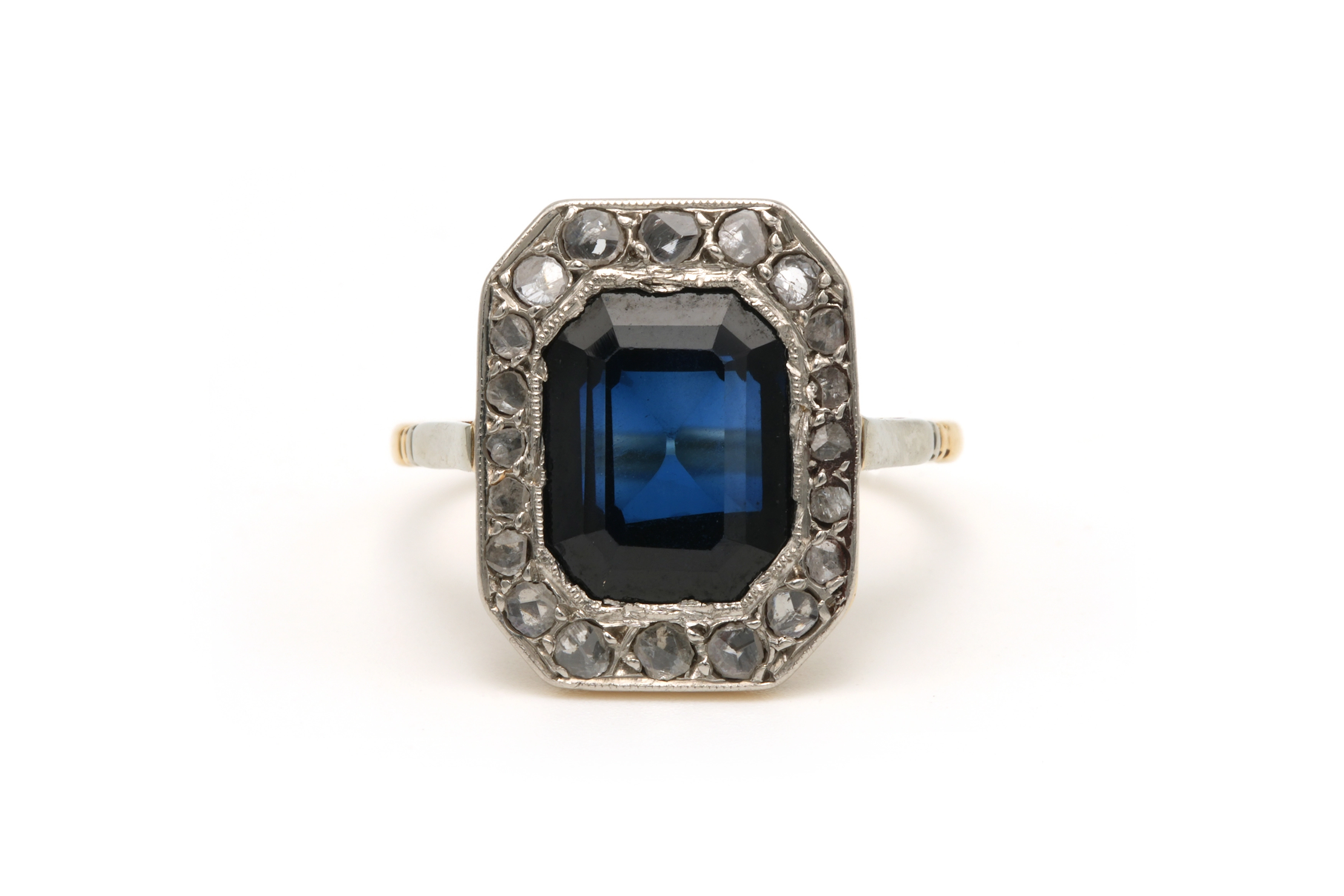 Bague Art Déco en or jaune et blanc 18 carats sertie d'un saphir de synthèse et de diamants taille rose - - 1