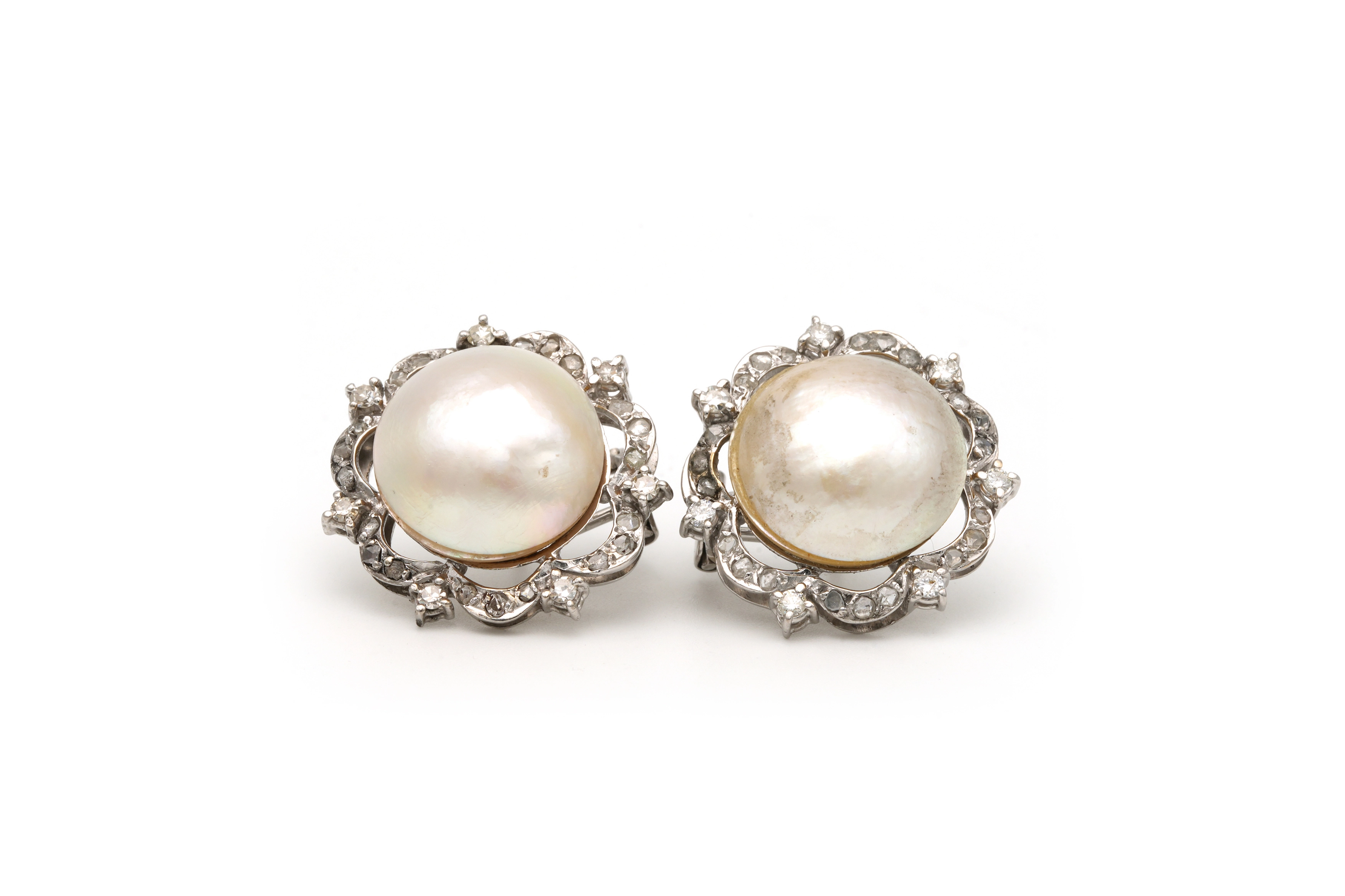 Boucles d'oreilles Art Déco en or blanc 18 carats serties de perles et de diamants - 1