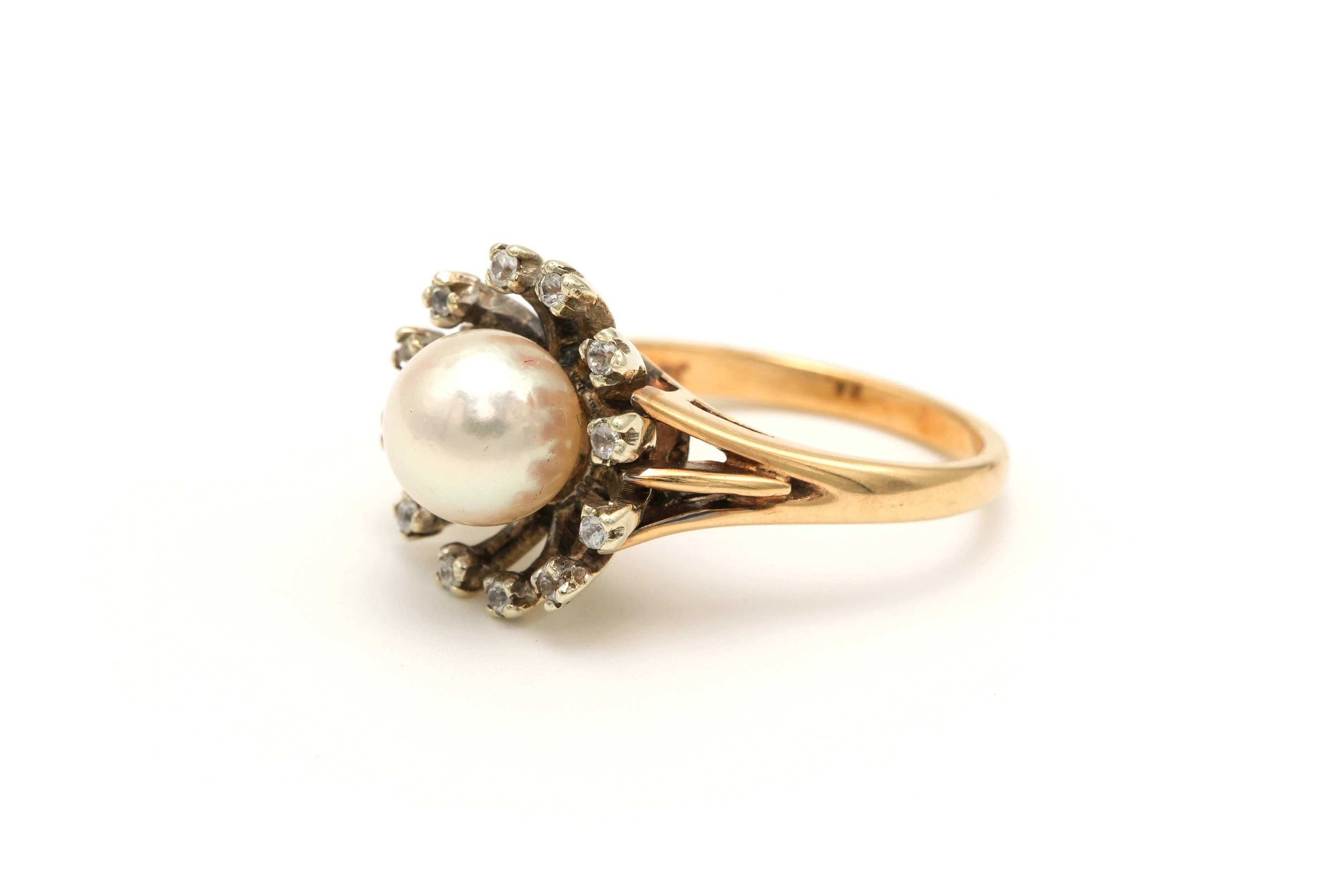 Bague entourage Années 70 en or jaune et blanc 9 carats sertie d'une perle et de saphirs blancs - 2