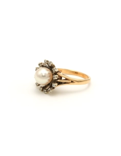 Bague entourage Années 70 en or jaune et blanc 9 carats sertie d'une perle et de saphirs blancs - 2