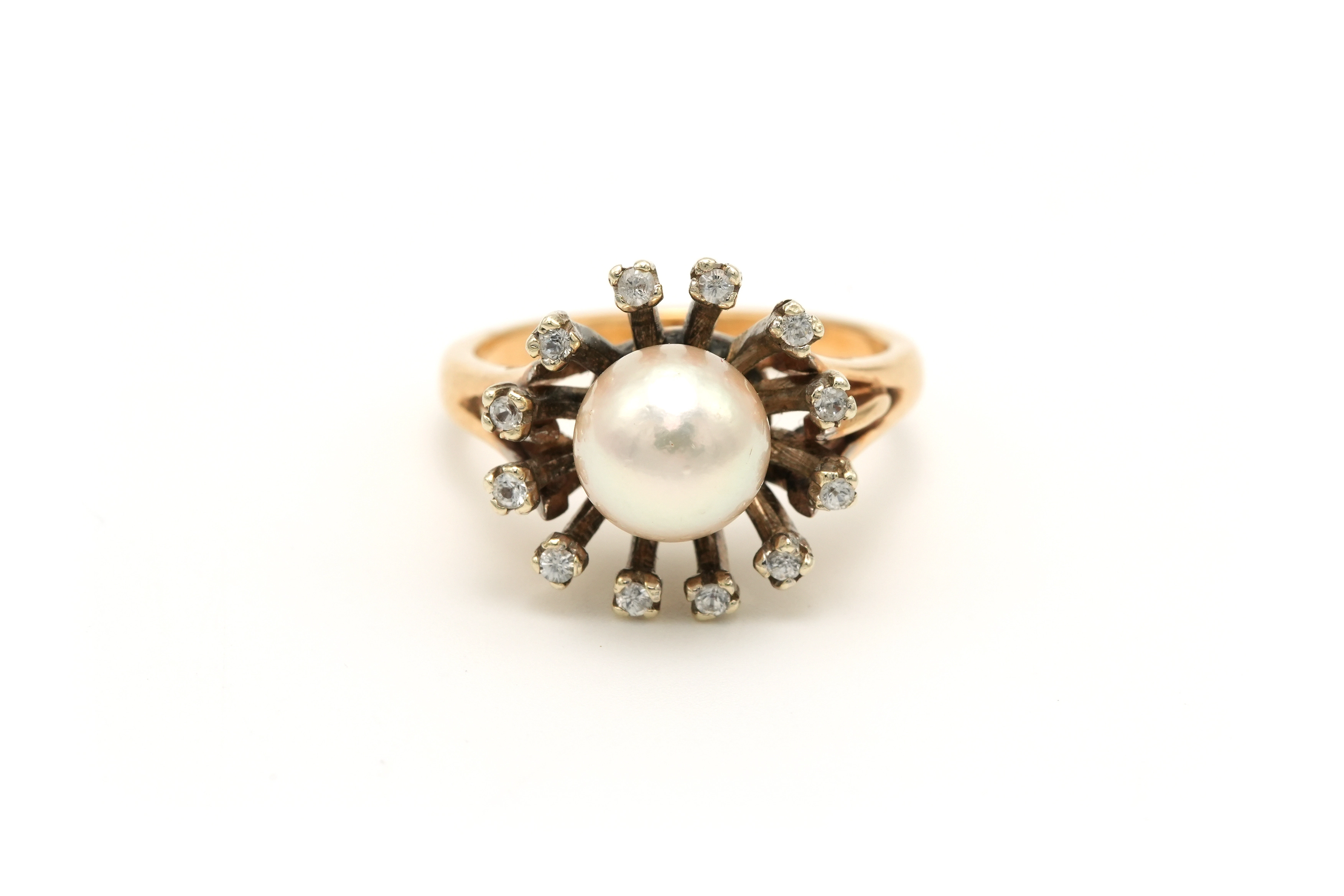 Bague entourage Années 70 en or jaune et blanc 9 carats sertie d'une perle et de saphirs blancs - 1