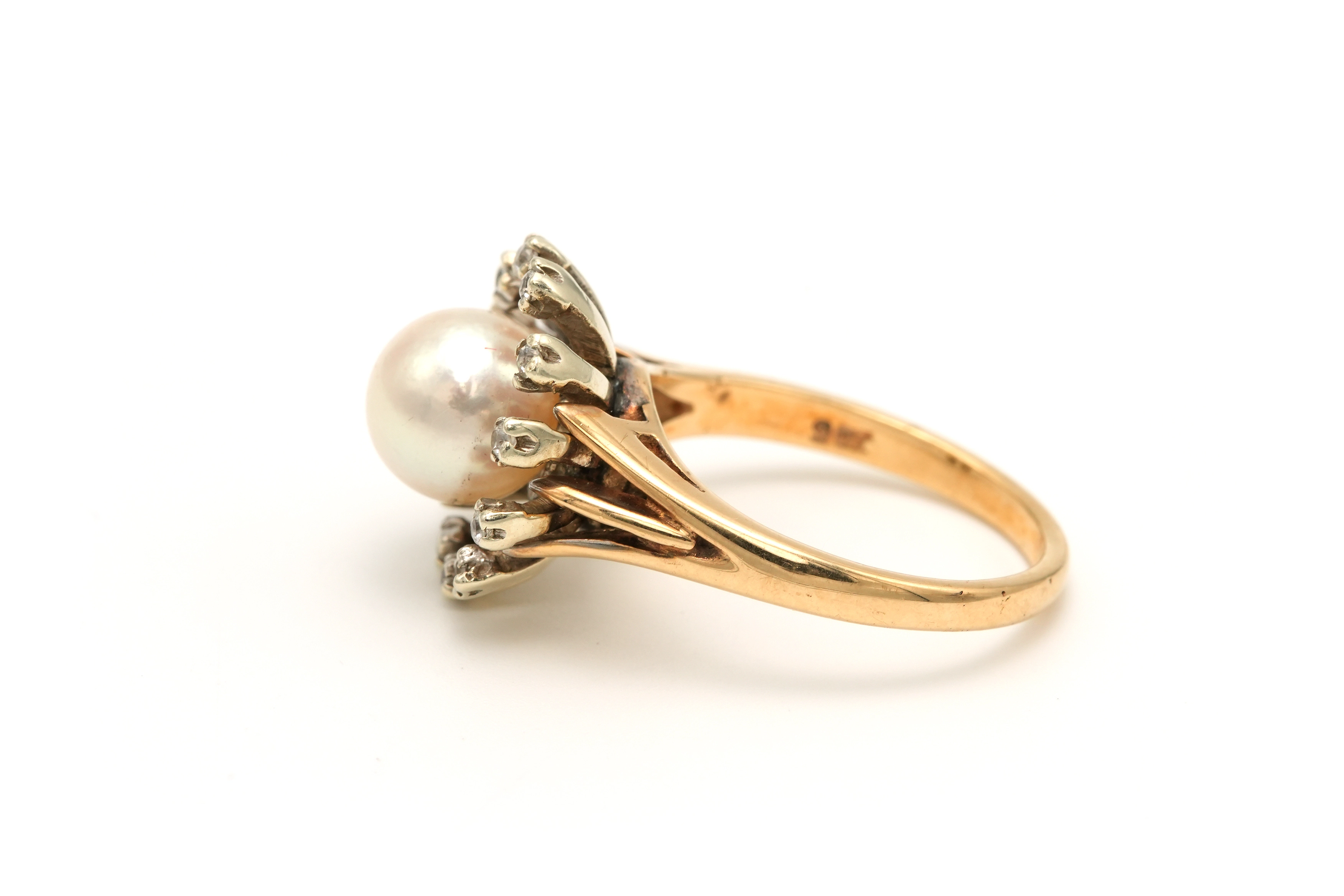 Bague entourage Années 70 en or jaune et blanc 9 carats sertie d'une perle et de saphirs blancs - 3