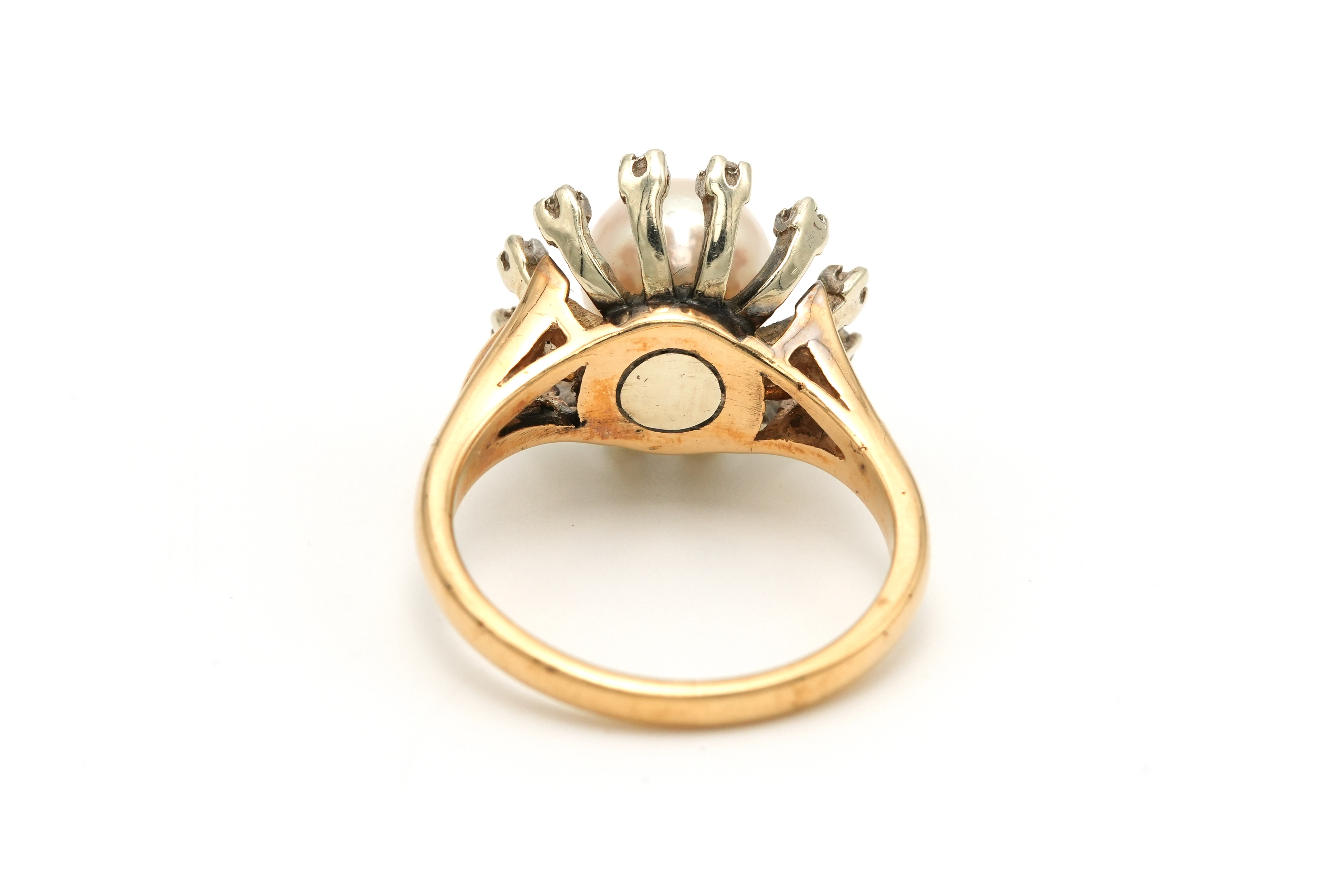 Bague entourage Années 70 en or jaune et blanc 9 carats sertie d'une perle et de saphirs blancs - 4