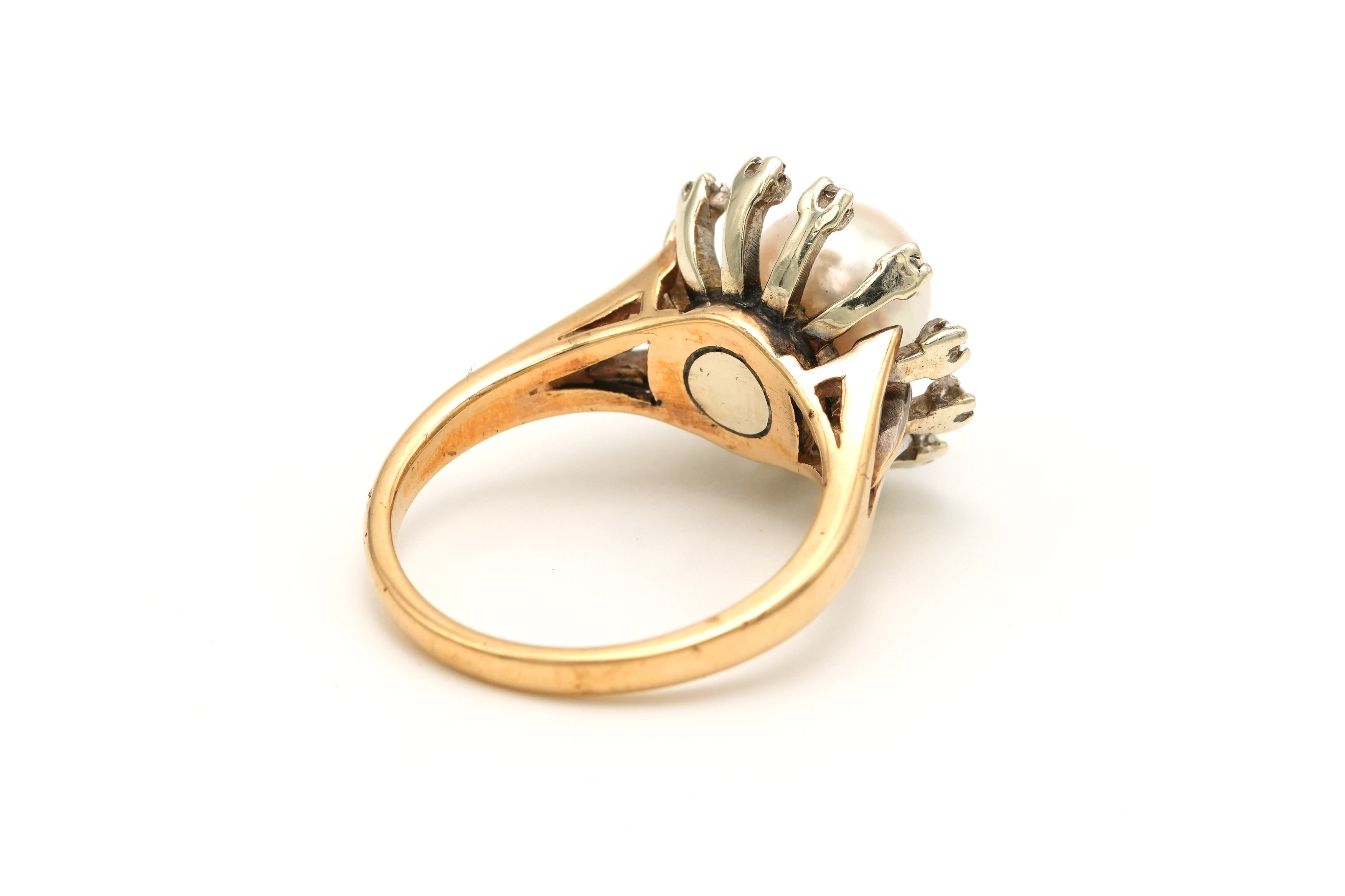 Bague entourage Années 70 en or jaune et blanc 9 carats sertie d'une perle et de saphirs blancs - 5