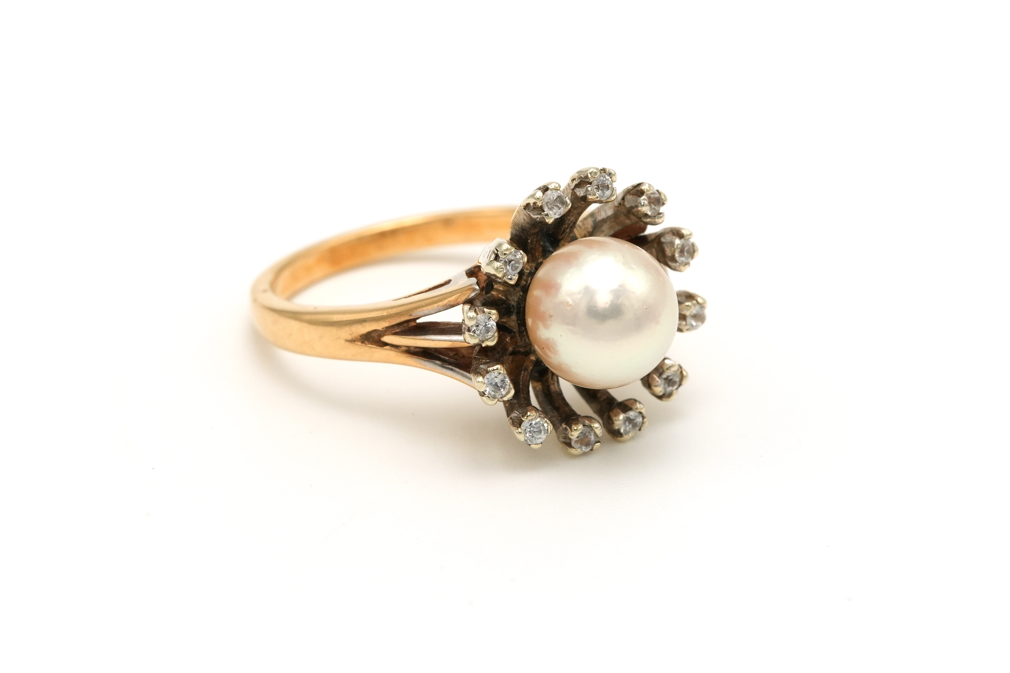 Bague entourage Années 70 en or jaune et blanc 9 carats sertie d'une perle et de saphirs blancs - 6