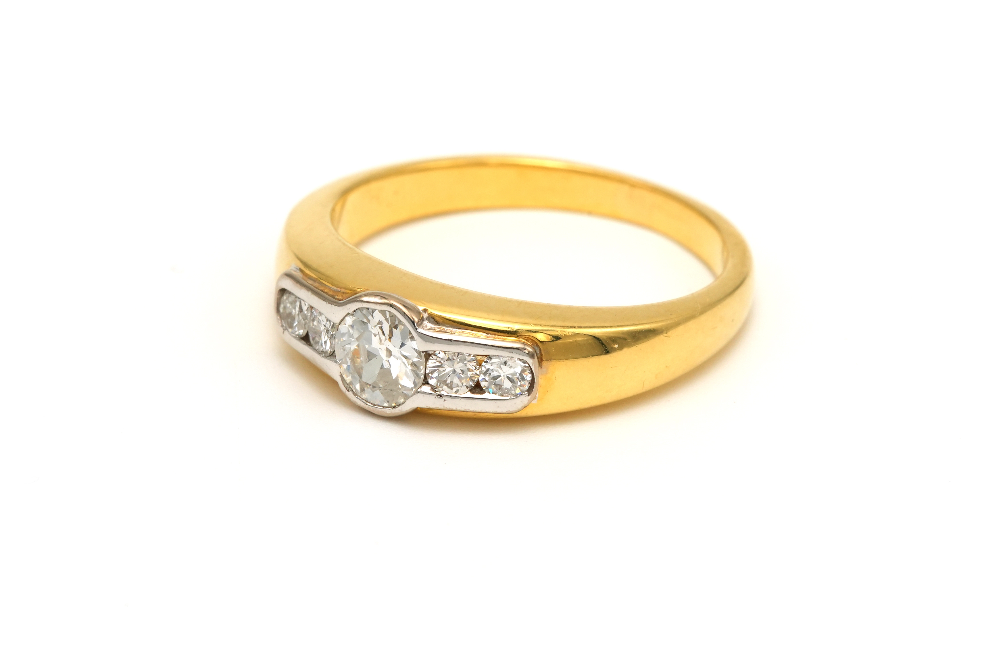 Bague contemporaine en or jaune et blanc 18 carats sertie de diamants - 2