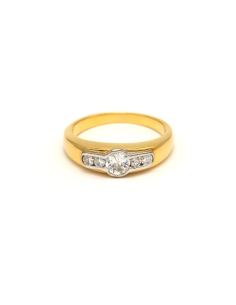 Bague contemporaine en or jaune et blanc 18 carats sertie de diamants - 1