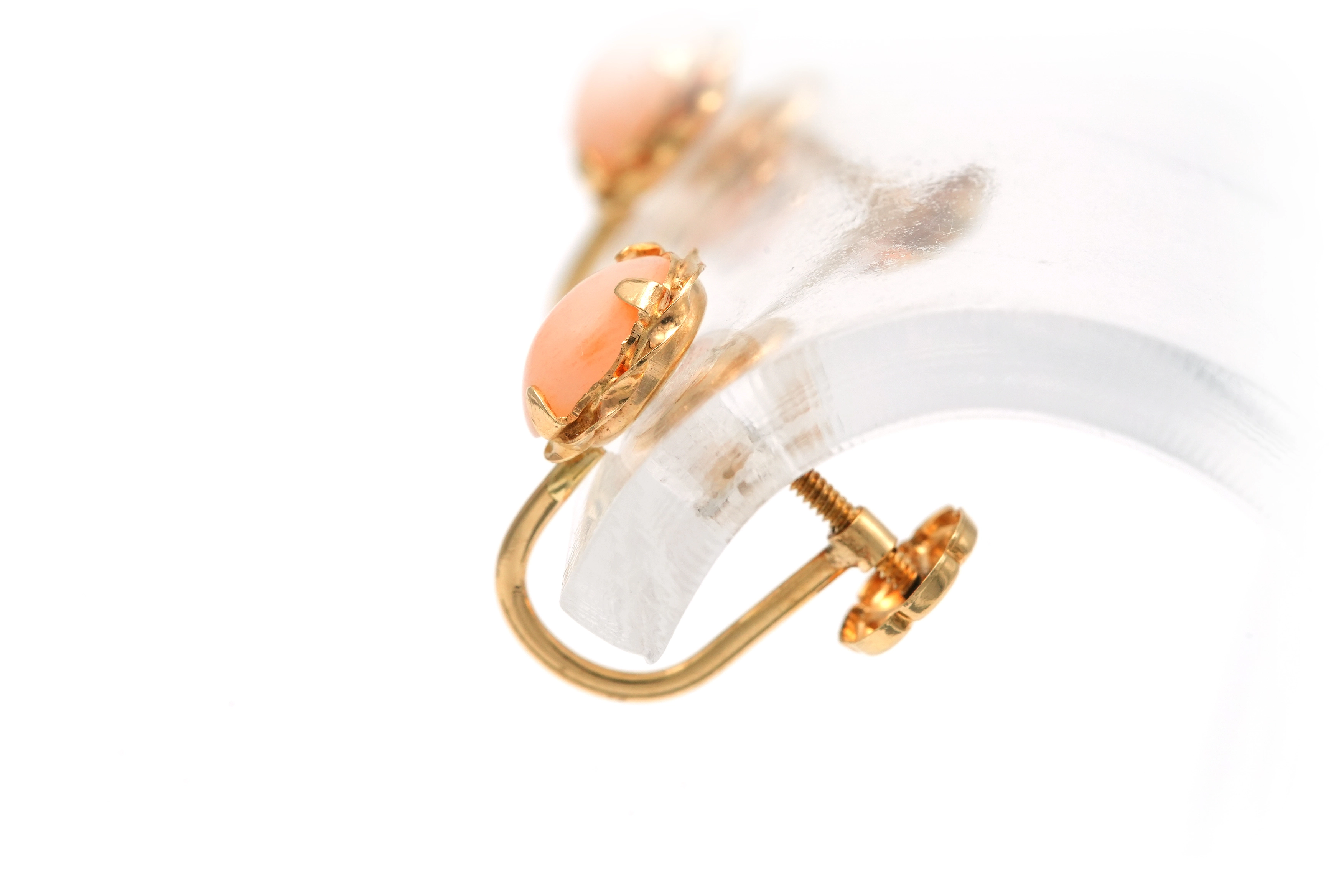Boucles d'oreilles contemporaines en or jaune 14 carats serties de corail - 5
