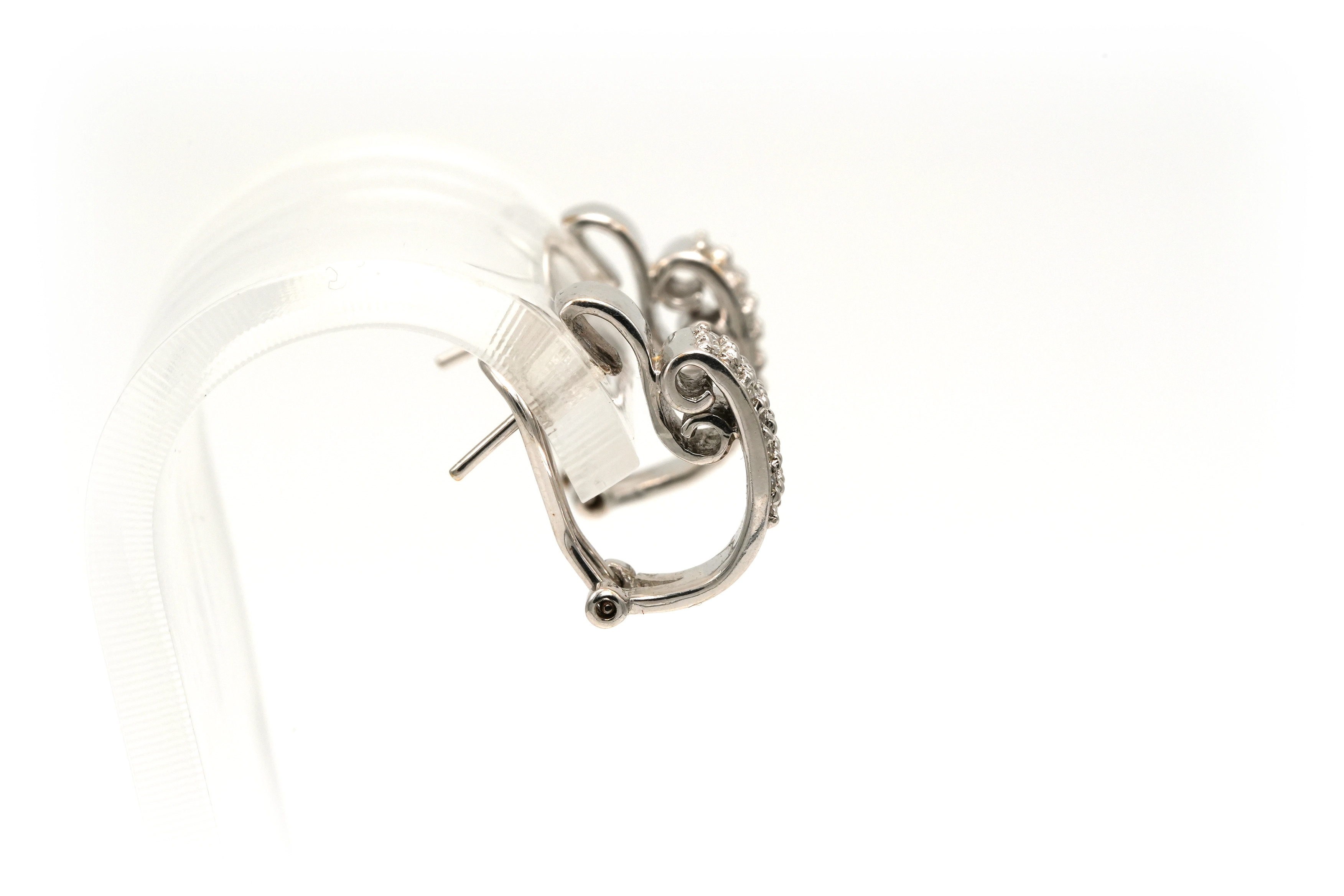 Boucles d'oreilles contemporaines en or blanc 18 carats serties de diamants - - 6