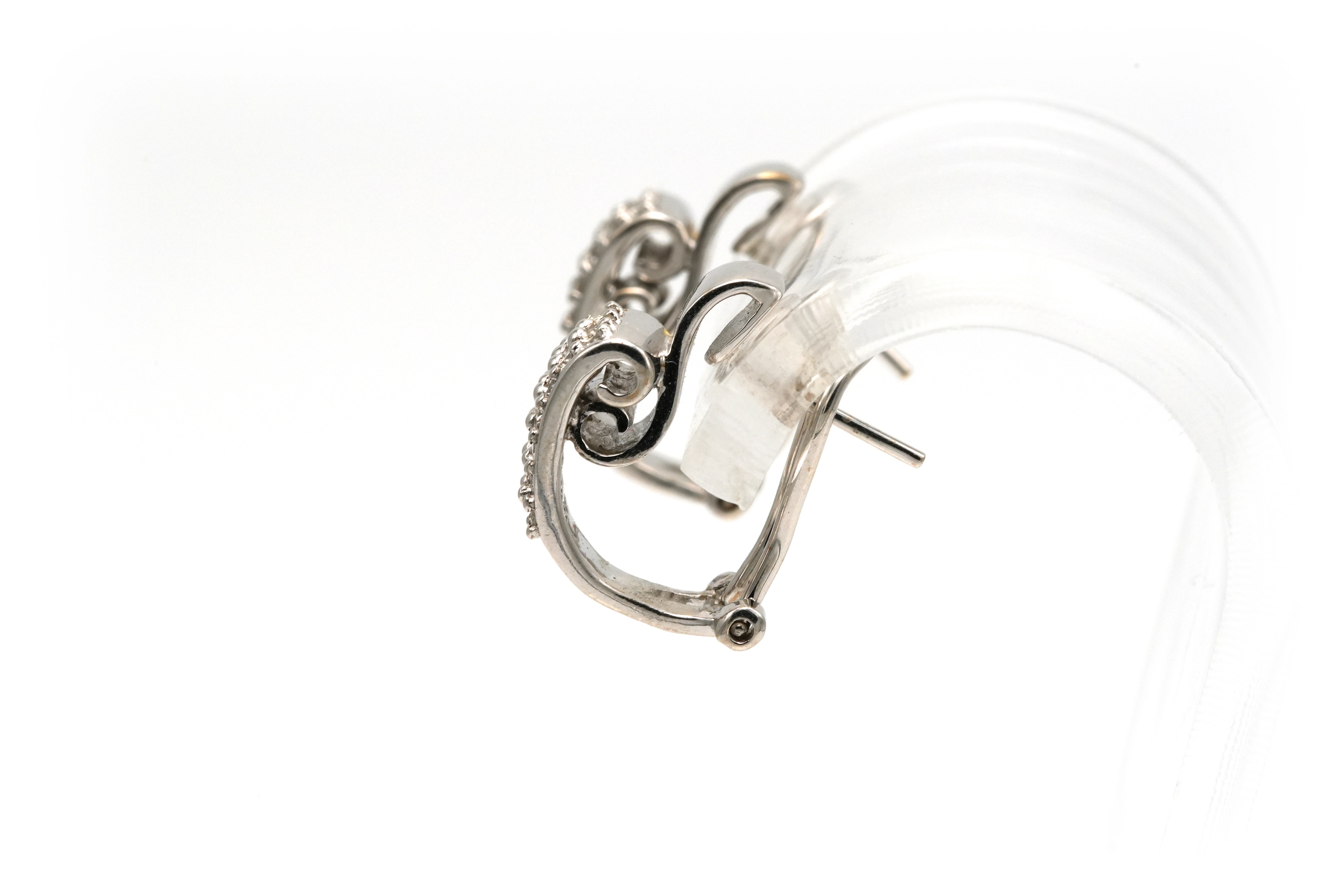 Boucles d'oreilles contemporaines en or blanc 18 carats serties de diamants - 5