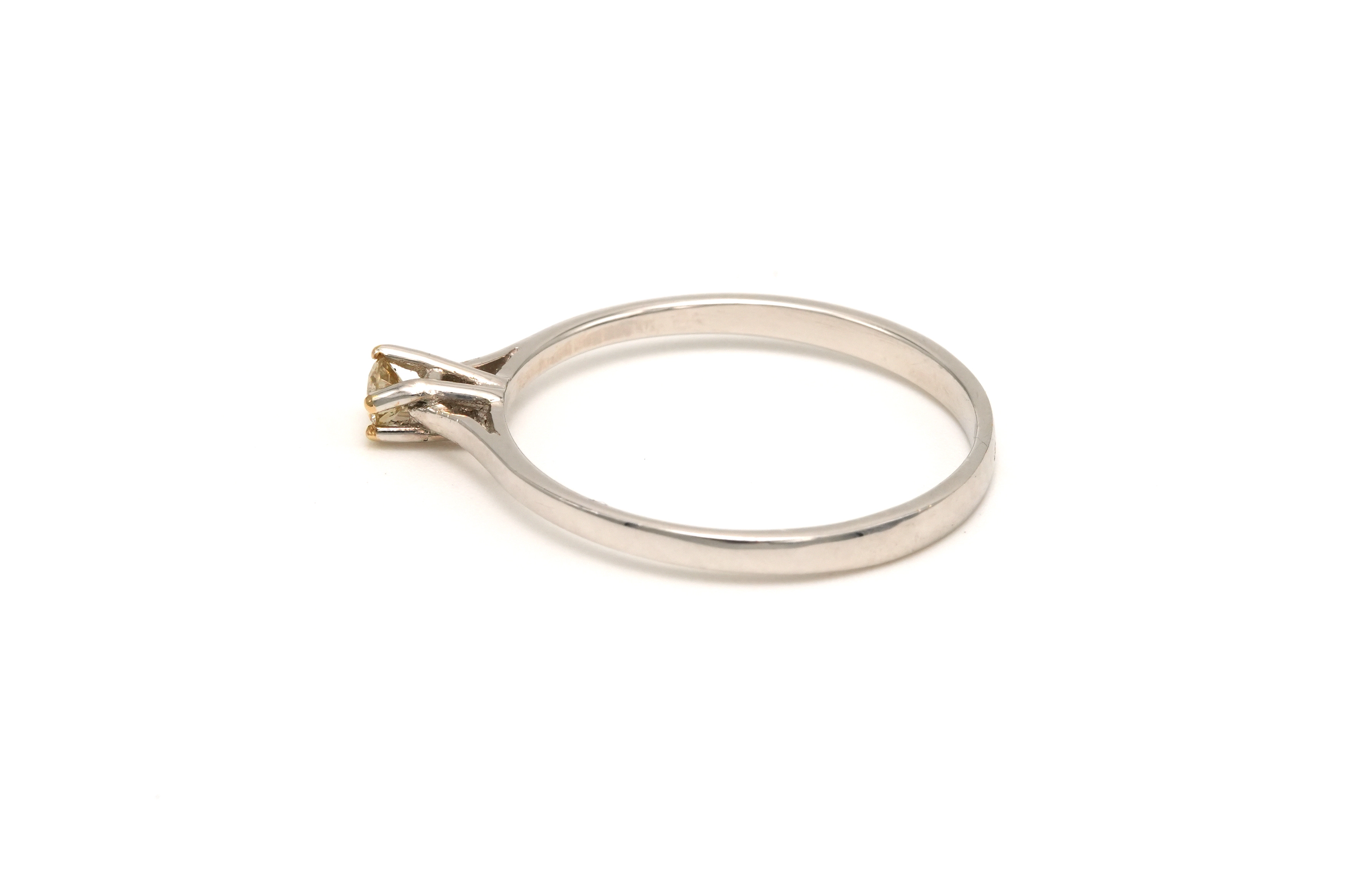 Bague contemporaine en or blanc 18 carats sertie d'un diamant (0.07 carat) - 3