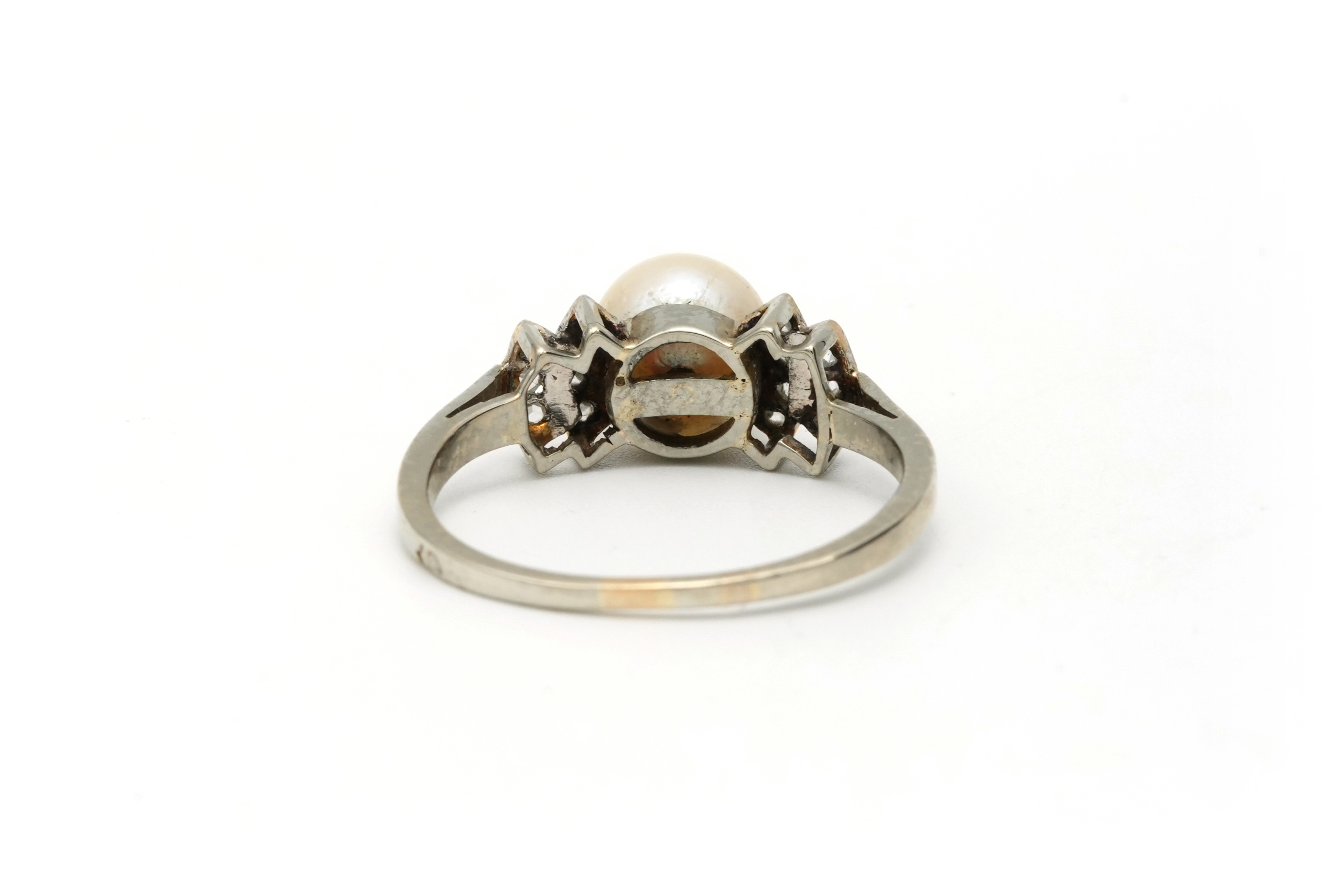 Bague Art Déco en or blanc 18 carats sertie d'une perle et de diamants "taille" rose - 4