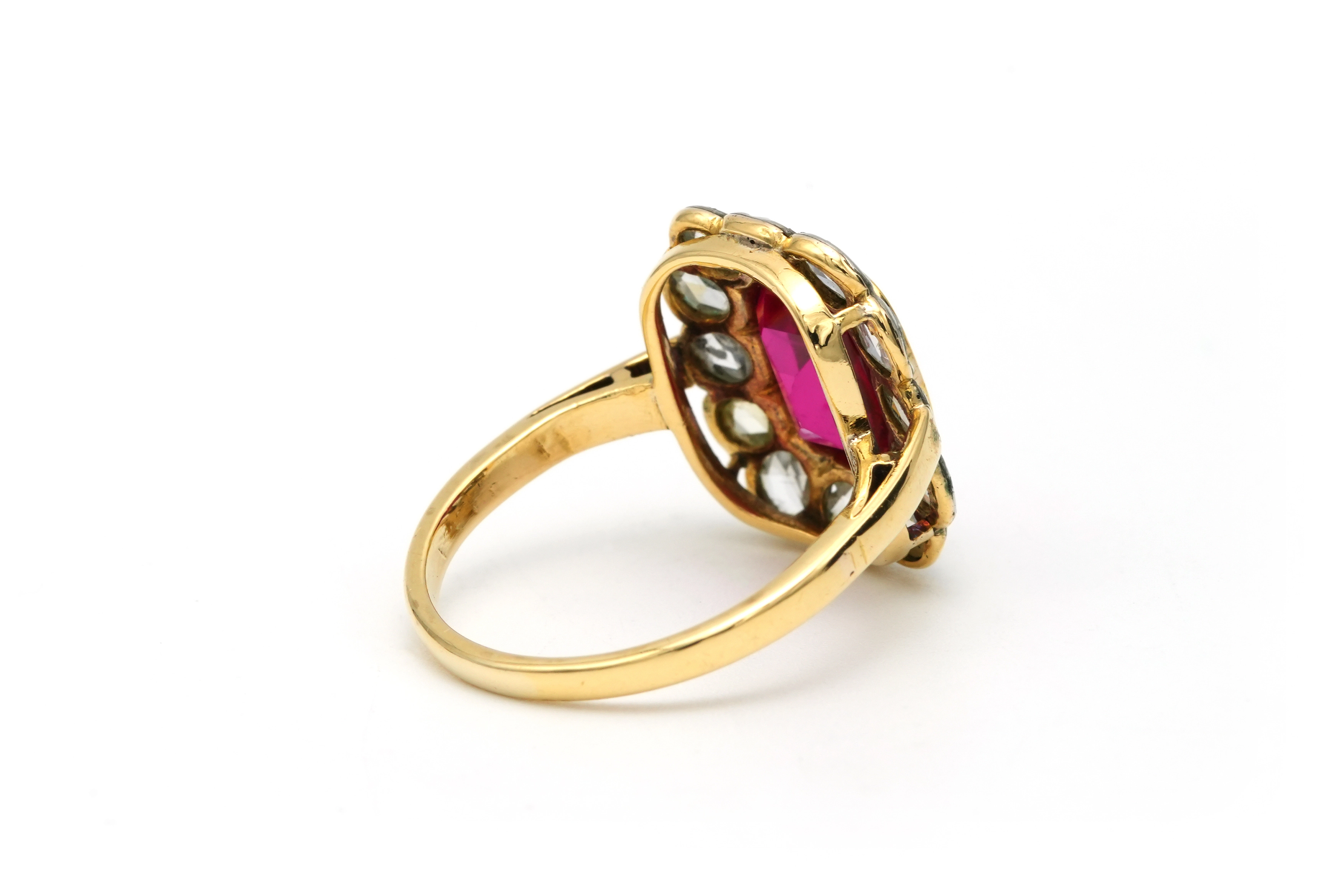 Bague Art Déco en or jaune 18 carats sertie d'un rubis de synthèse et de diamants "taille" rose - 5