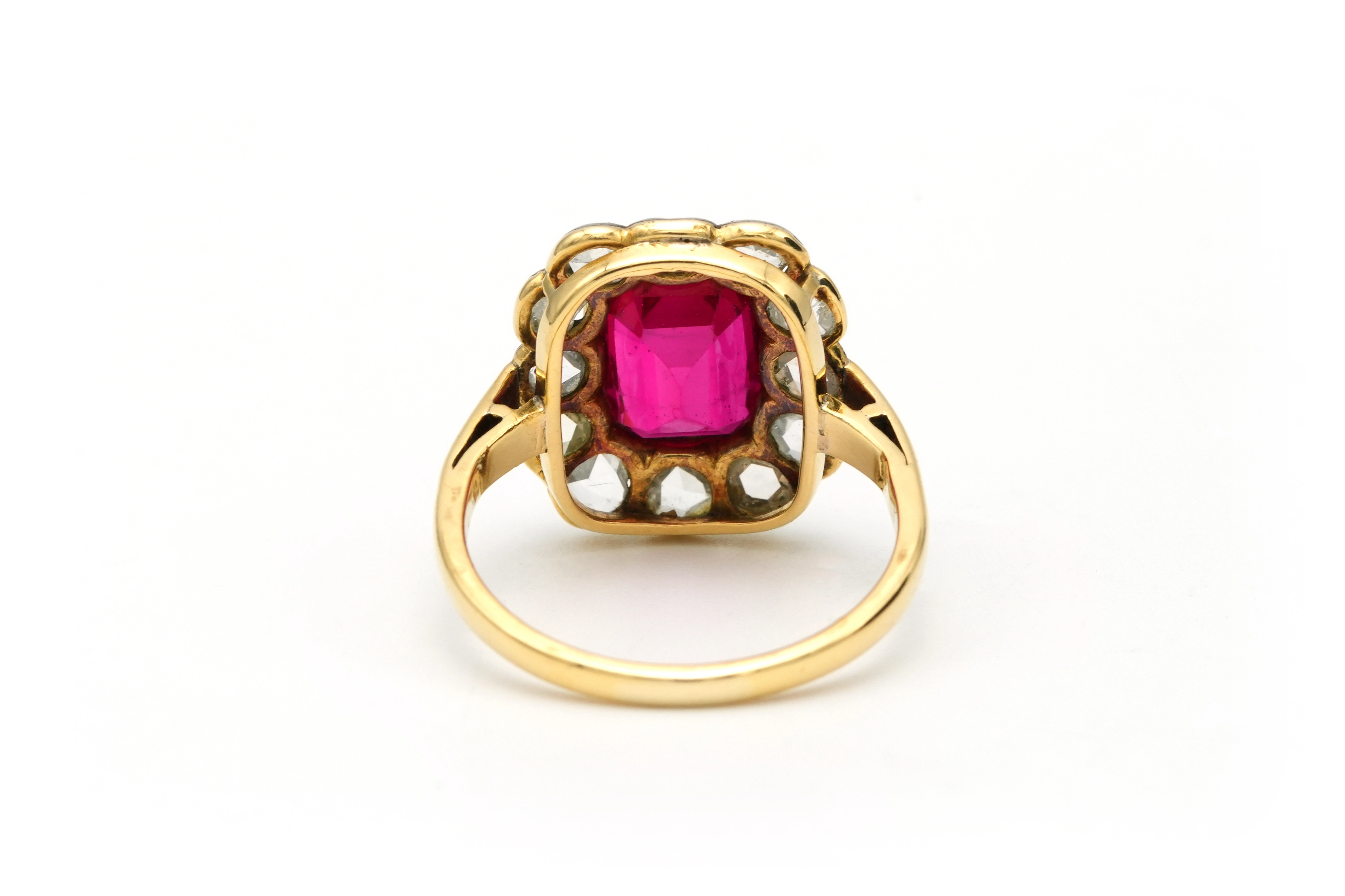 Bague Art Déco en or jaune 18 carats sertie d'un rubis de synthèse et de diamants "taille" rose - 4