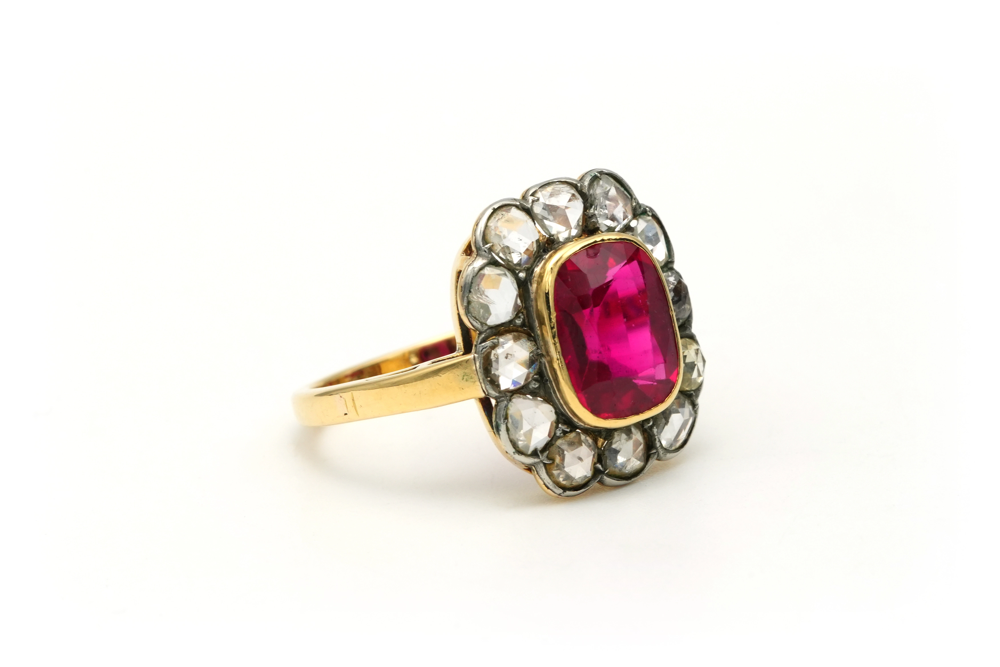 Bague Art Déco en or jaune 18 carats sertie d'un rubis de synthèse et de diamants "taille" rose - 6