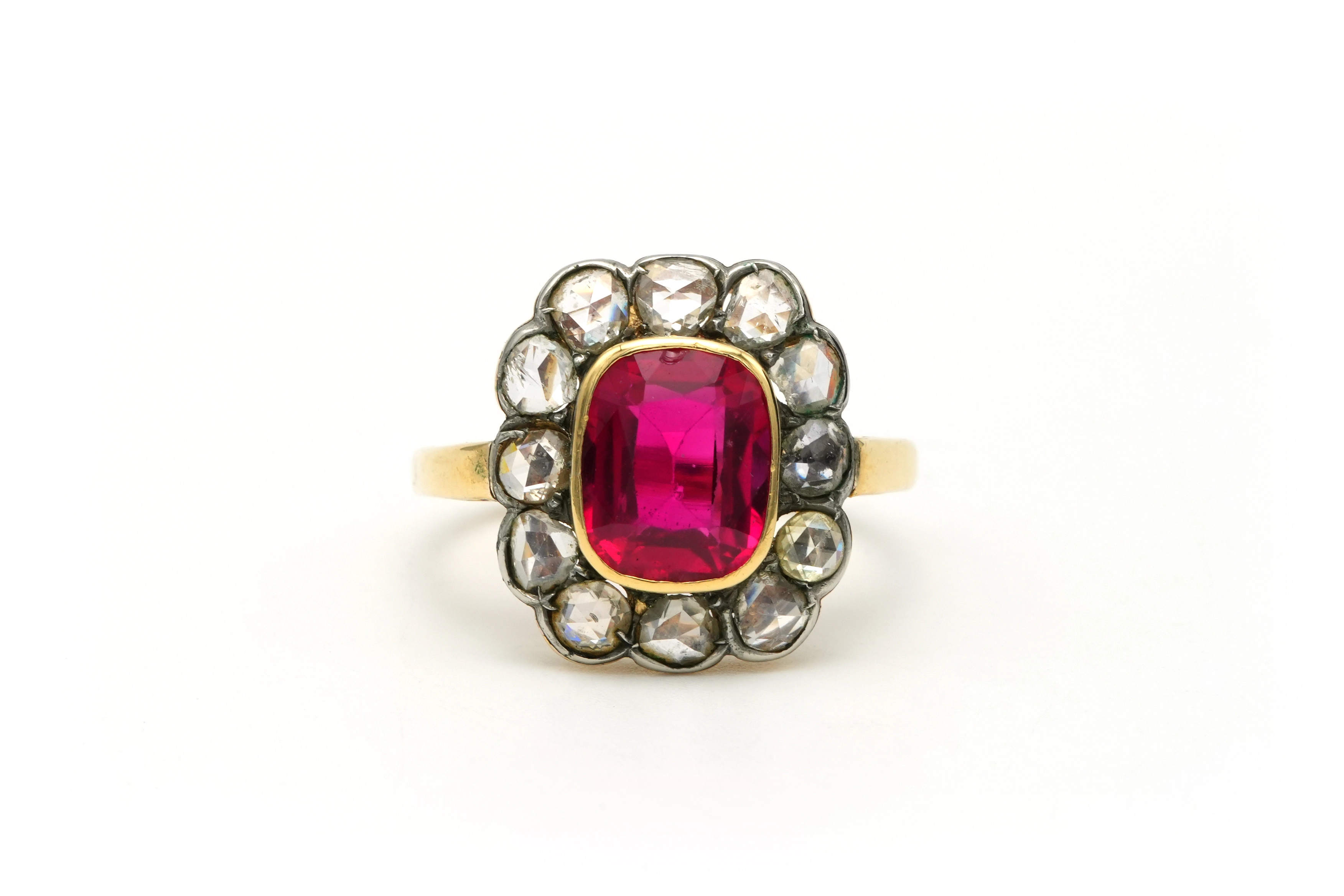 Bague Art Déco en or jaune 18 carats sertie d'un rubis de synthèse et de diamants "taille" rose - 1