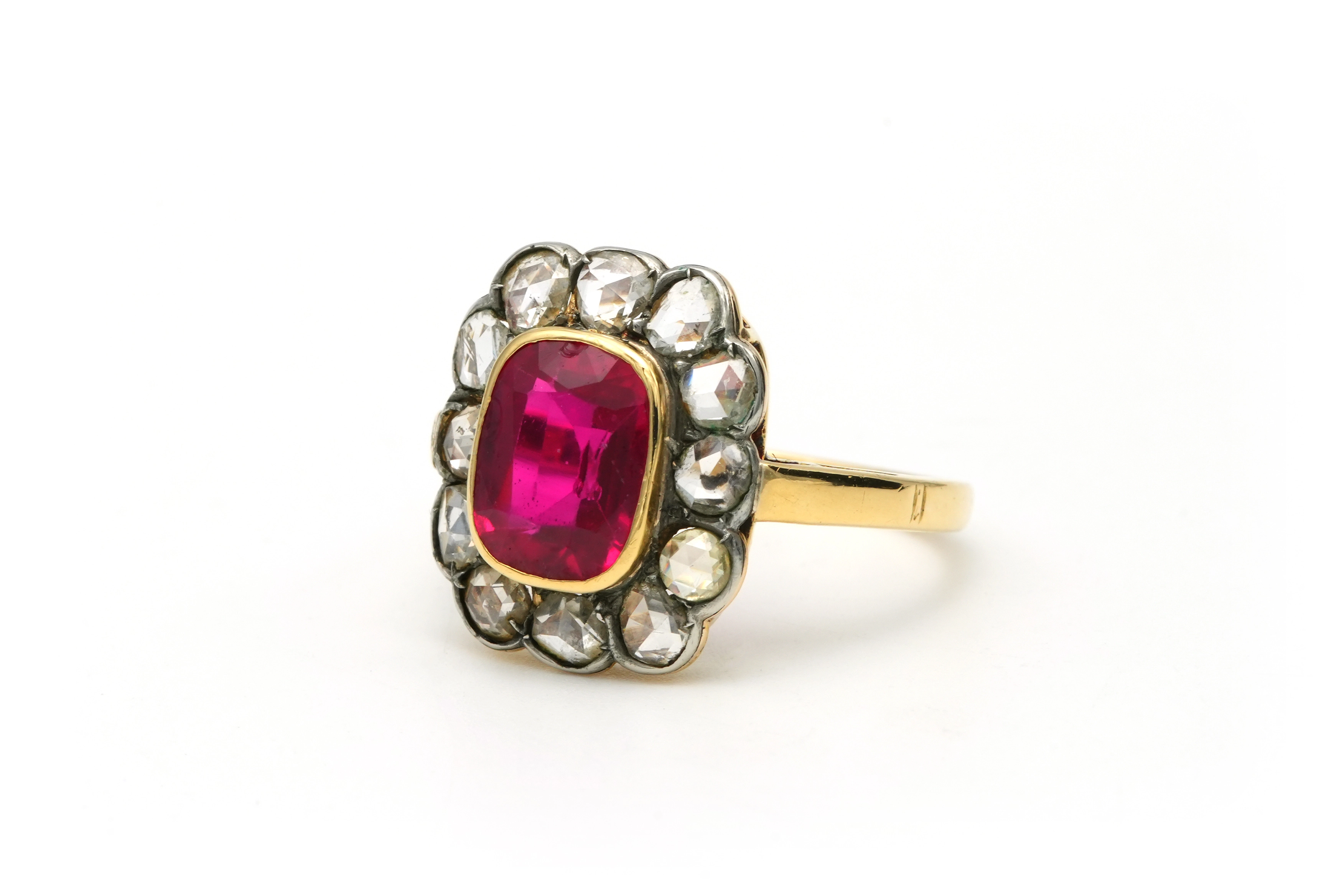 Bague Art Déco en or jaune 18 carats sertie d'un rubis de synthèse et de diamants "taille" rose - 2