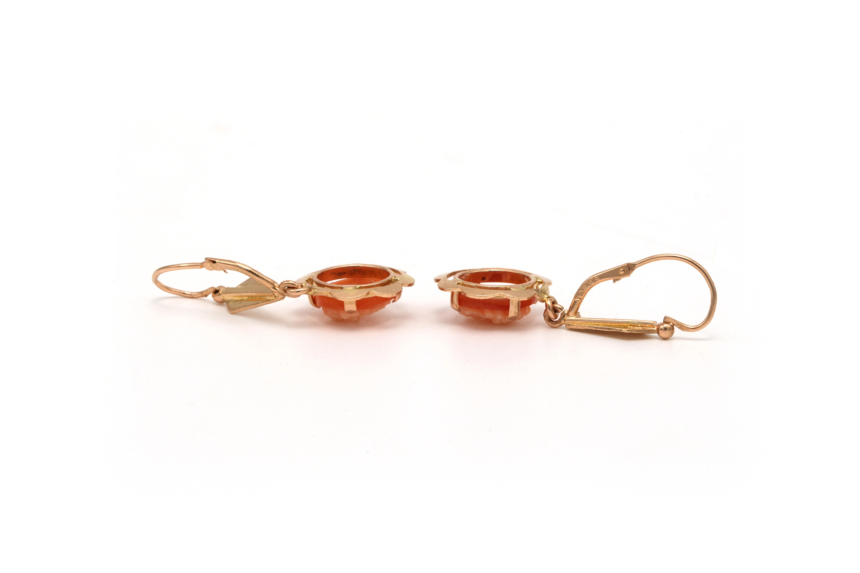 Boucles d'oreilles Années 50 en or jaune 18 carats serties d'un camée - 2