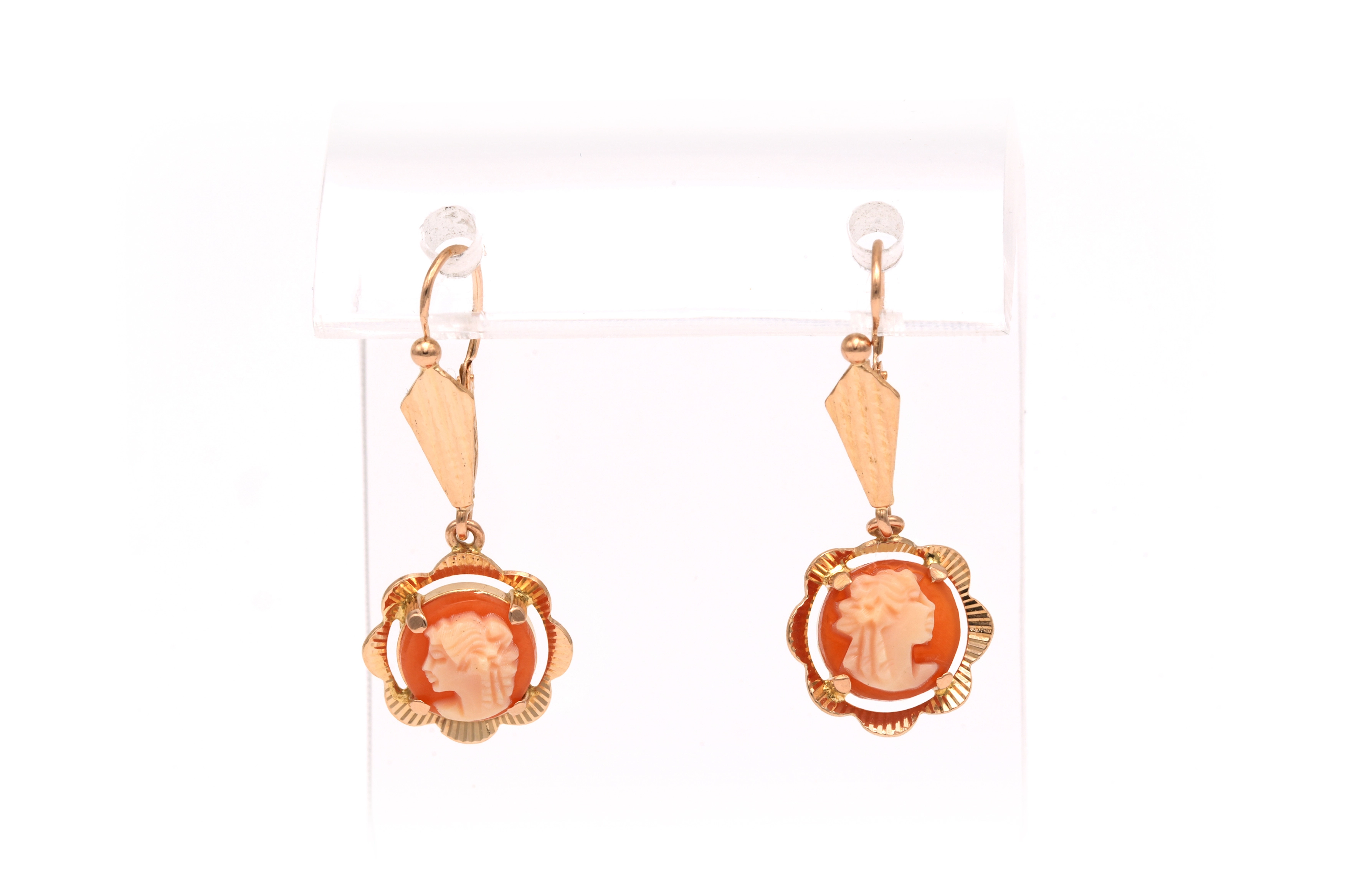 Boucles d'oreilles Années 50 en or jaune 18 carats serties d'un camée - 3