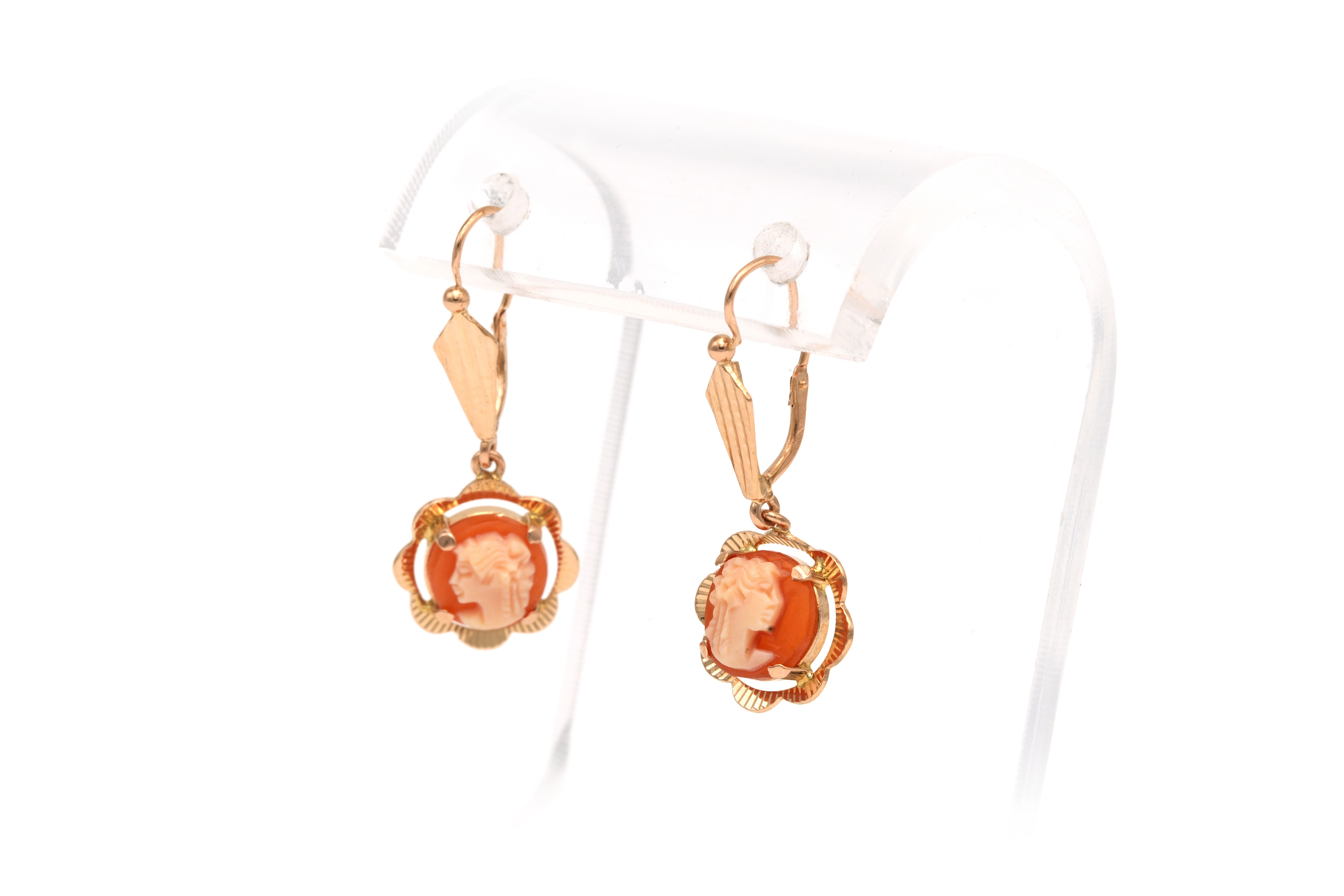 Boucles d'oreilles Années 50 en or jaune 18 carats serties d'un camée - 4