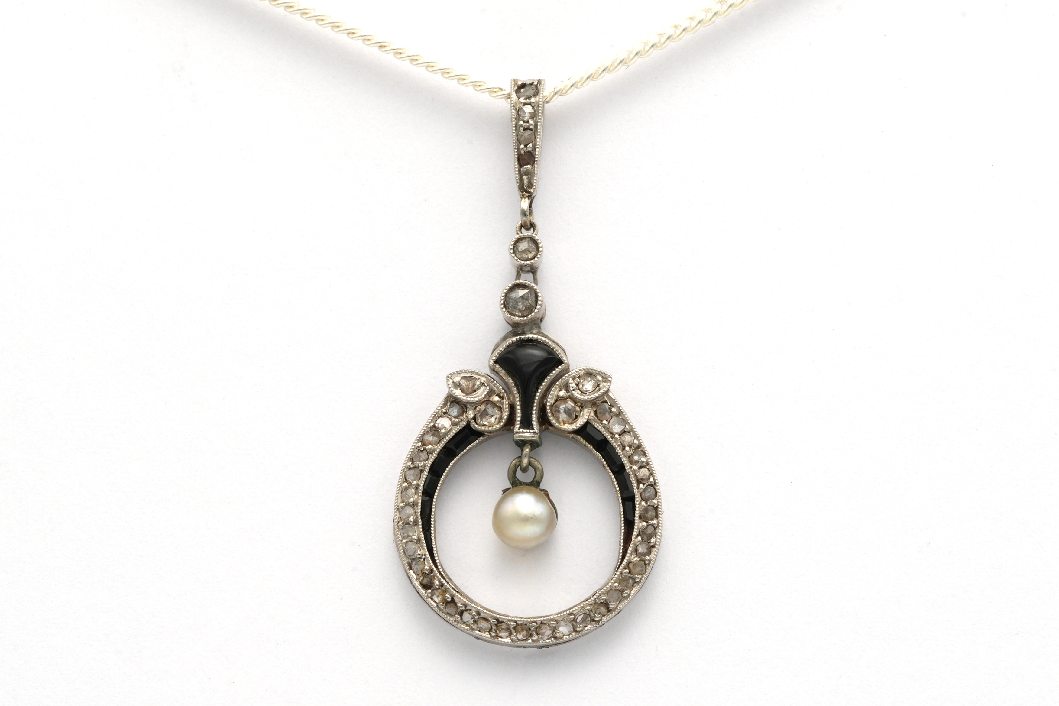 Pendentif Art Déco en or blanc 18 carats et onyx serti de diamants "taille" rose et d'une perle - 1