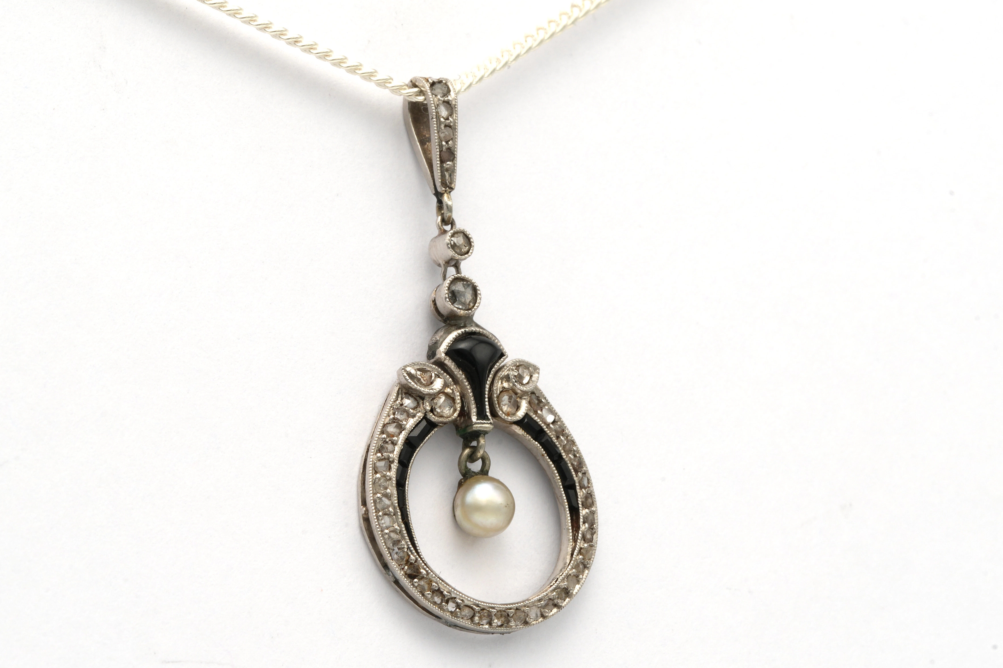Pendentif Art Déco en or blanc 18 carats et onyx serti de diamants "taille" rose et d'une perle - 3
