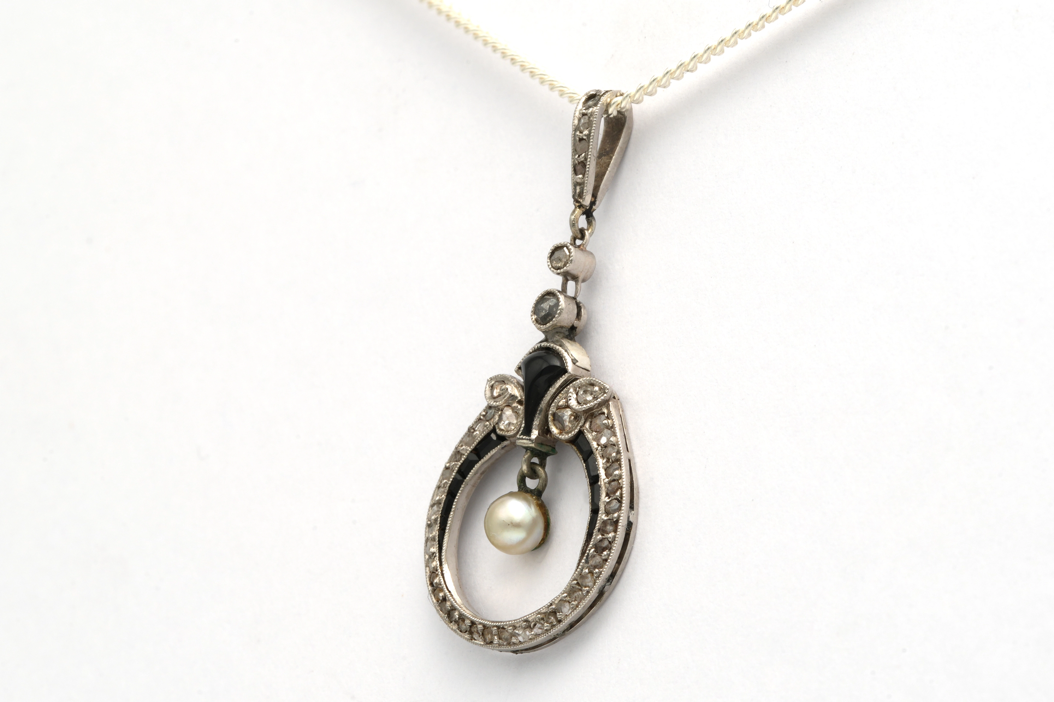 Pendentif Art Déco en or blanc 18 carats et onyx serti de diamants "taille" rose et d'une perle - 2