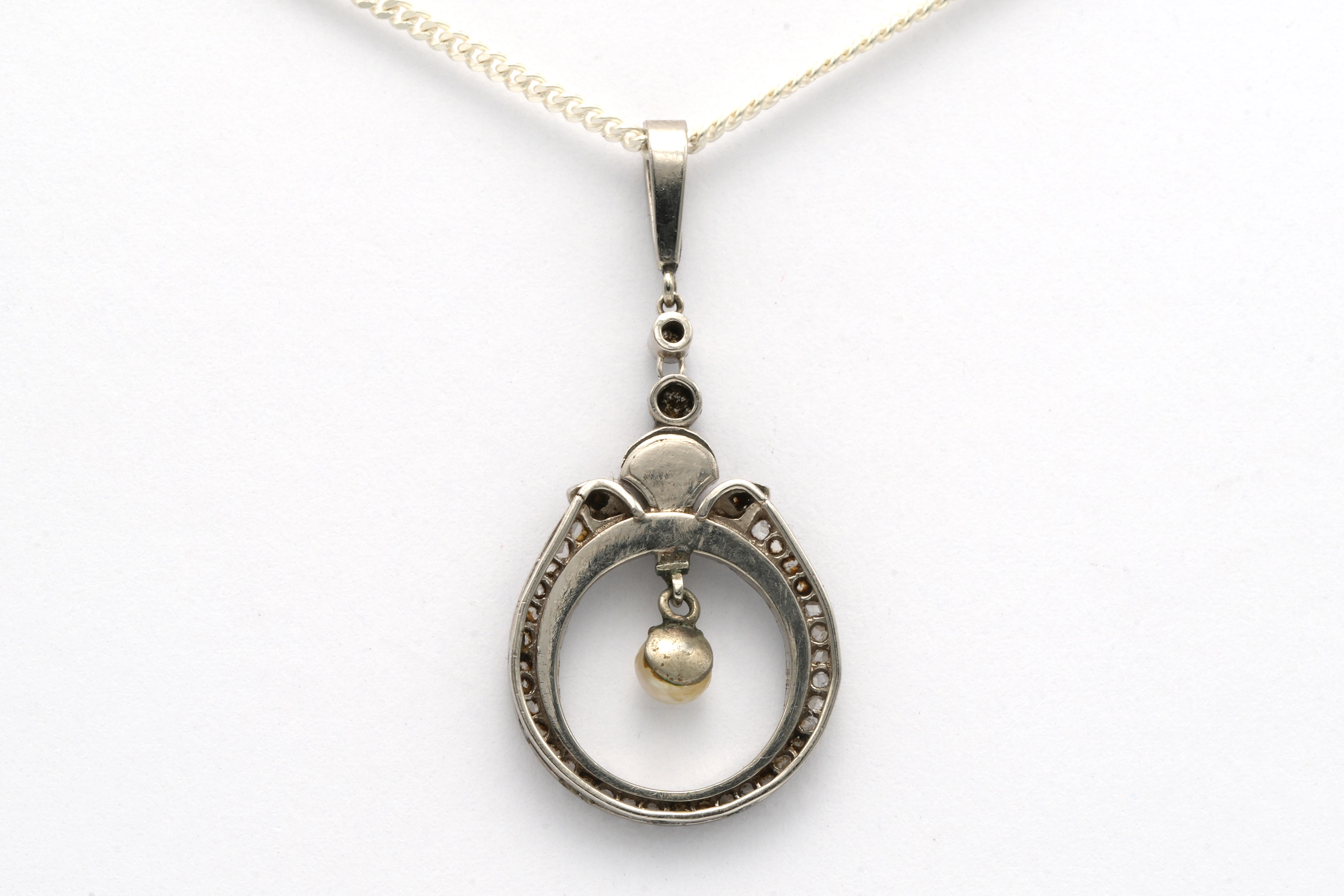 Pendentif Art Déco en or blanc 18 carats et onyx serti de diamants "taille" rose et d'une perle - 4