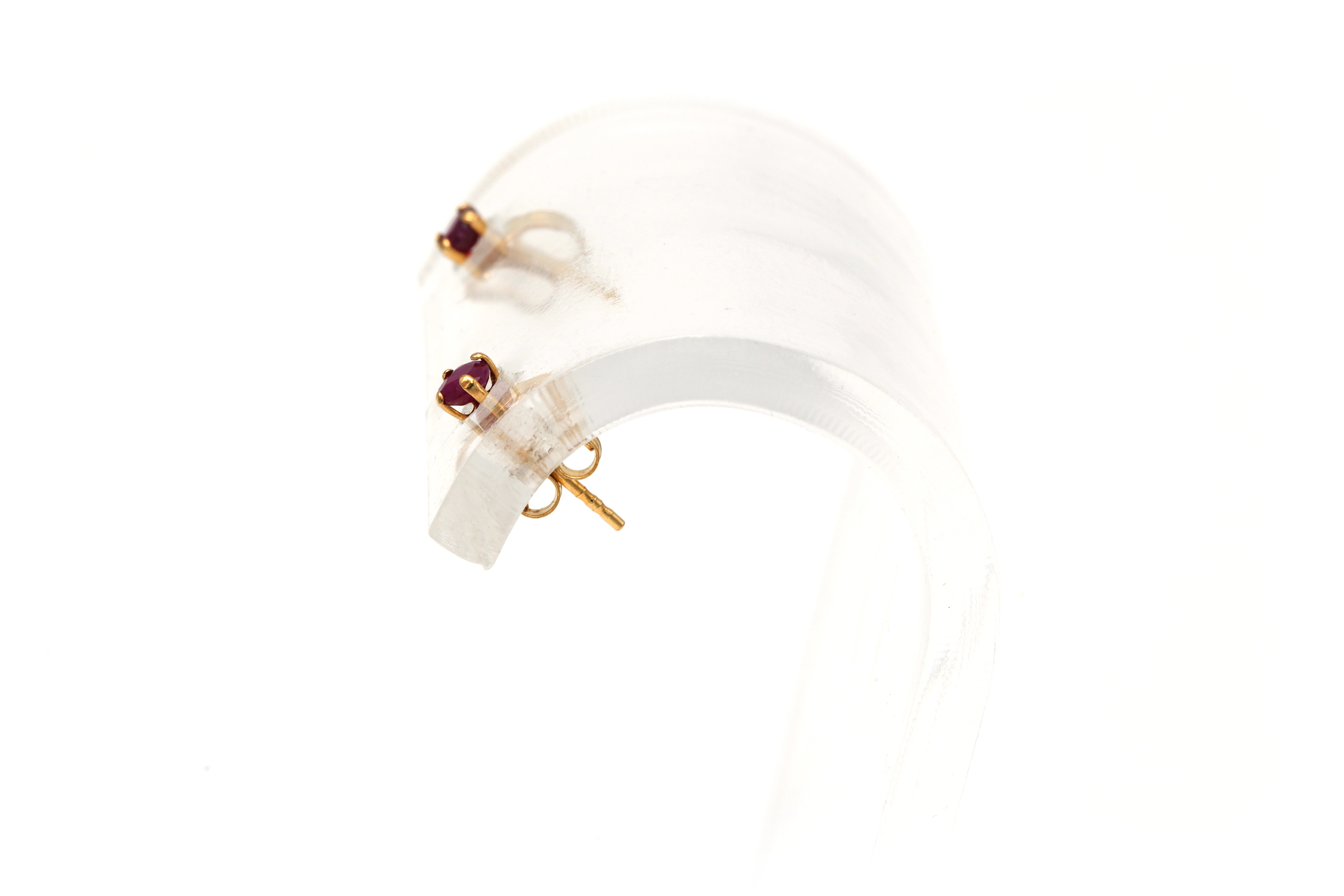 Boucles d'oreilles contemporaines en or jaune 9 carats serties de rubis - 5