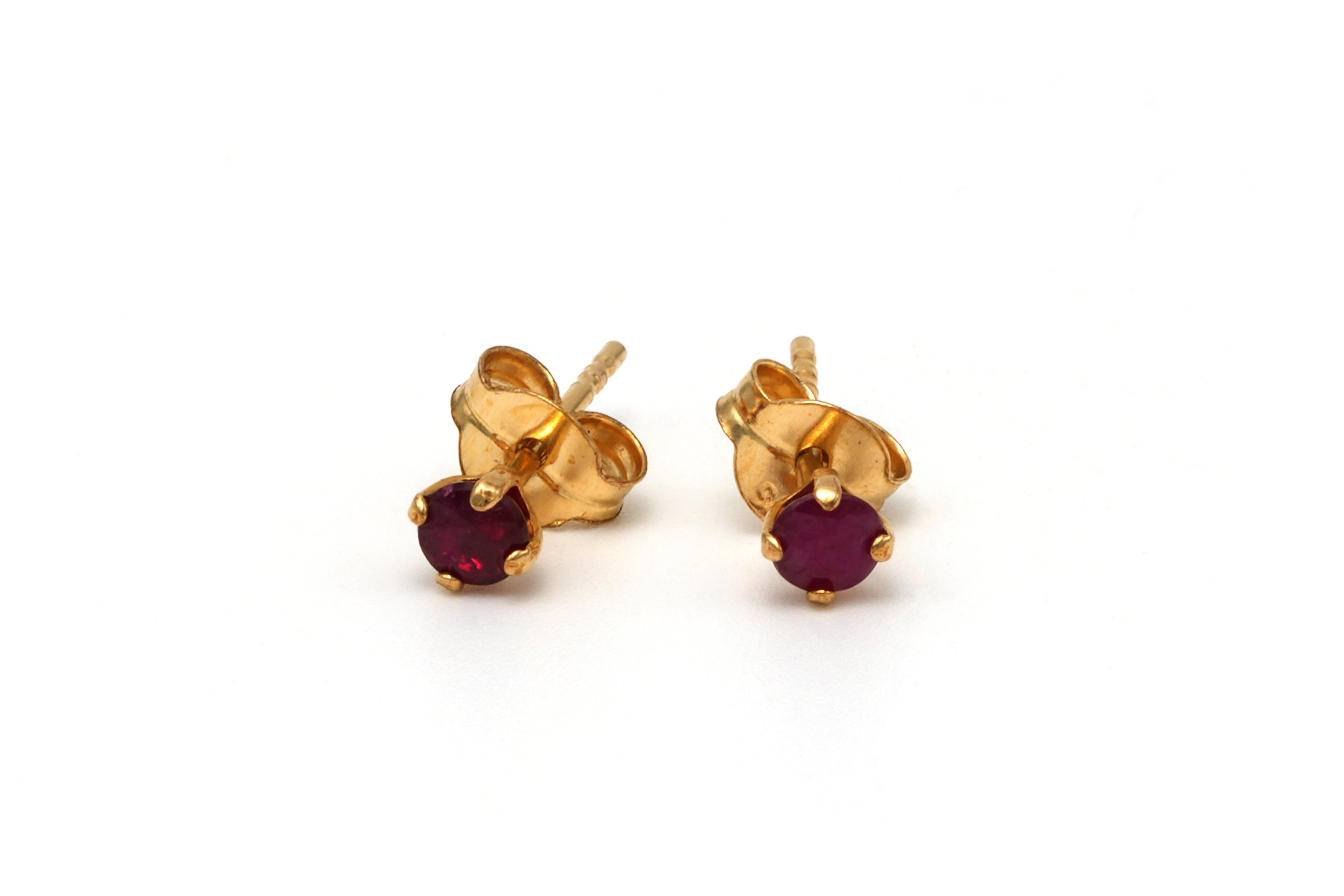 Boucles d'oreilles contemporaines en or jaune 9 carats serties de rubis - 1