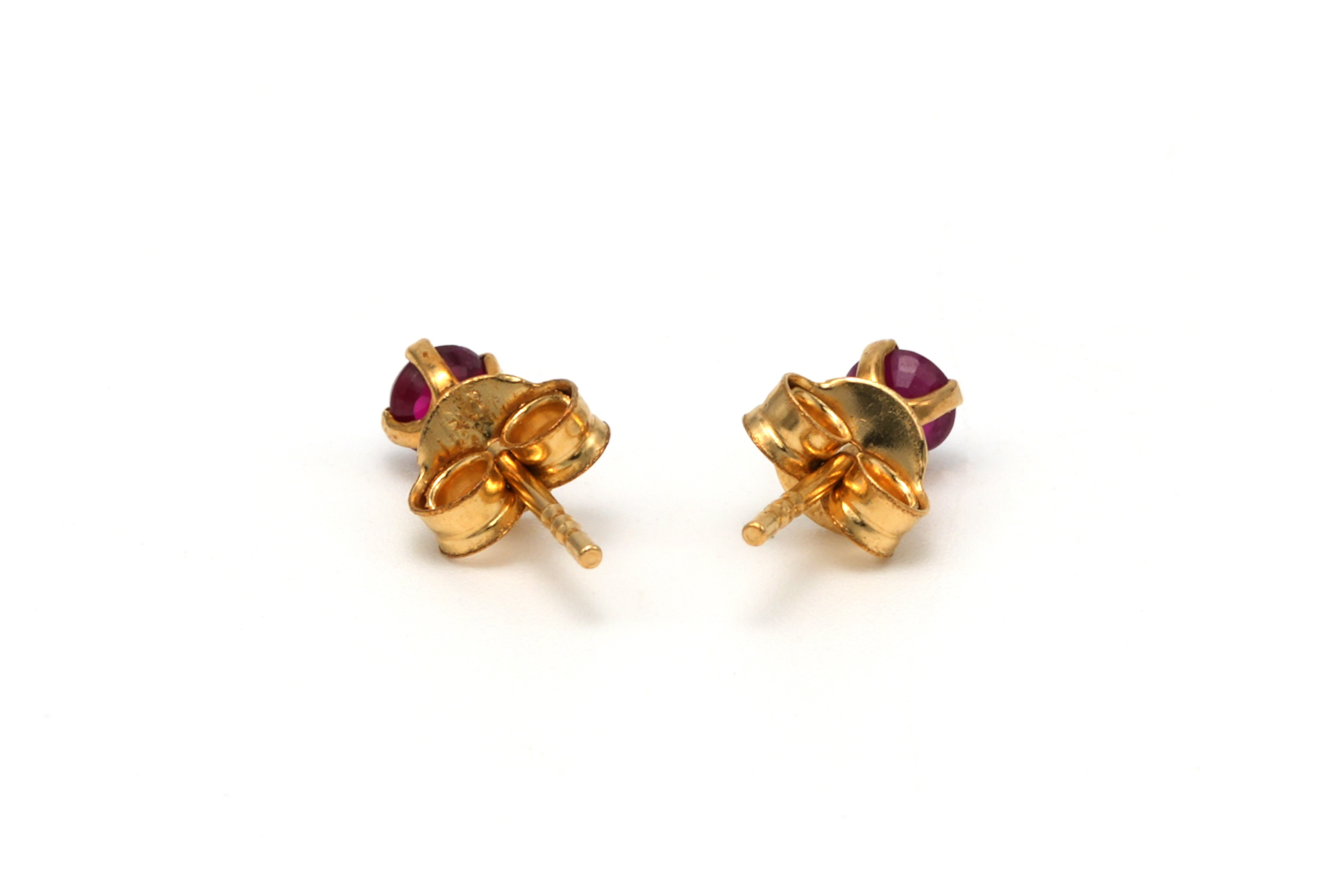 Boucles d'oreilles contemporaines en or jaune 9 carats serties de rubis - 2