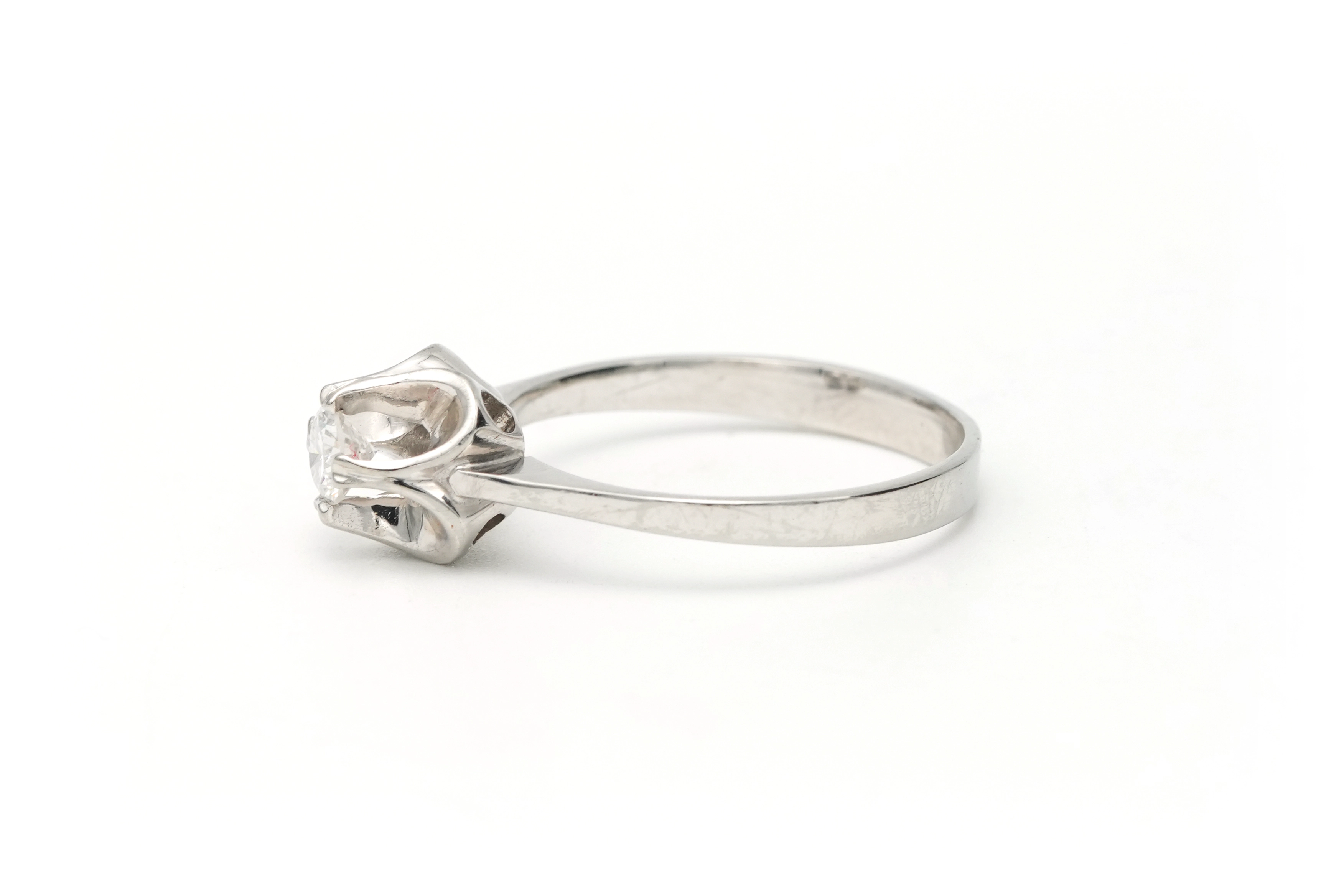 Bague Années 70 en or blanc 18 carats sertie d'un diamant "taille" brillant (+-0.14ct) - 3