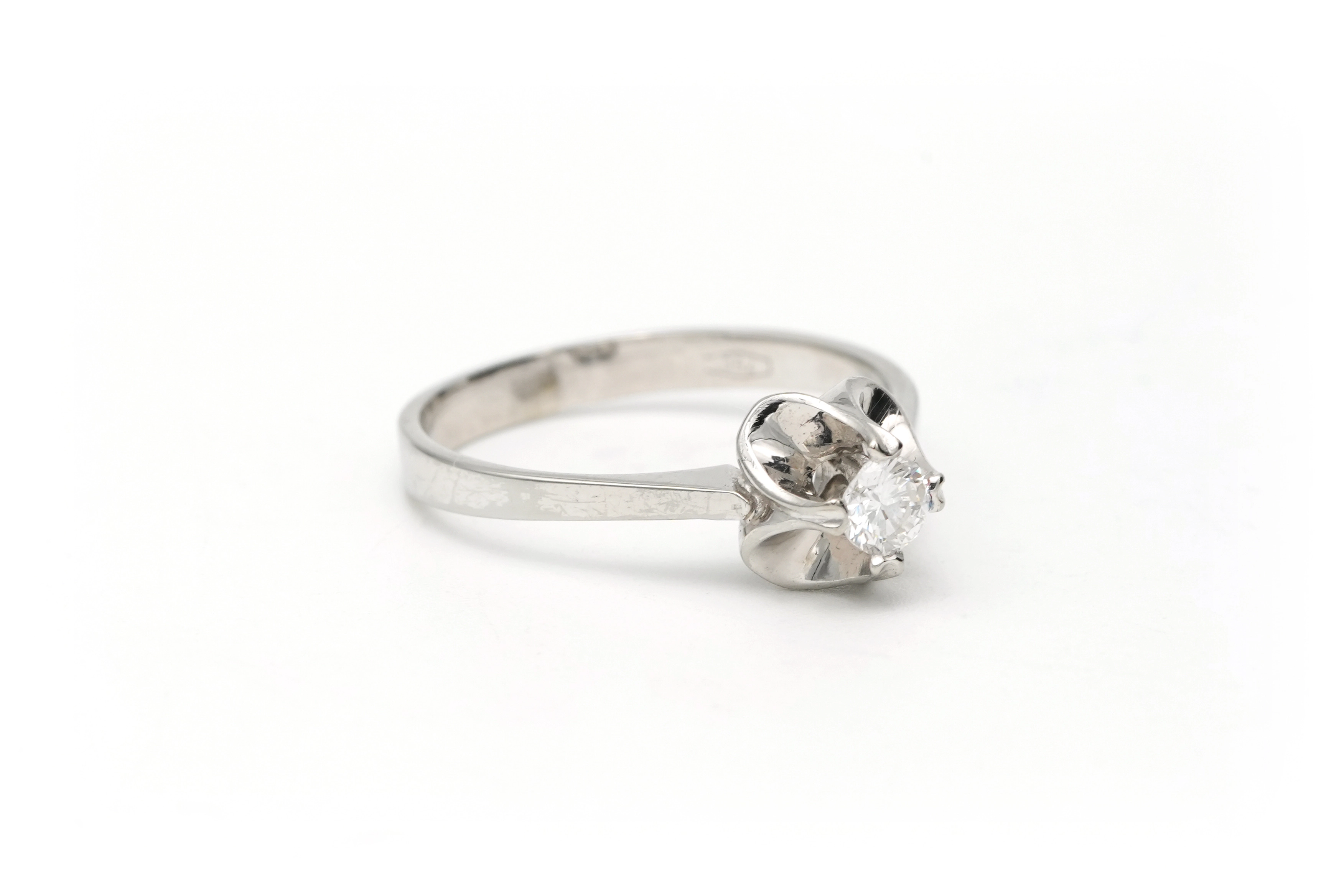 Bague Années 70 en or blanc 18 carats sertie d'un diamant "taille" brillant (+-0.14ct) - 6