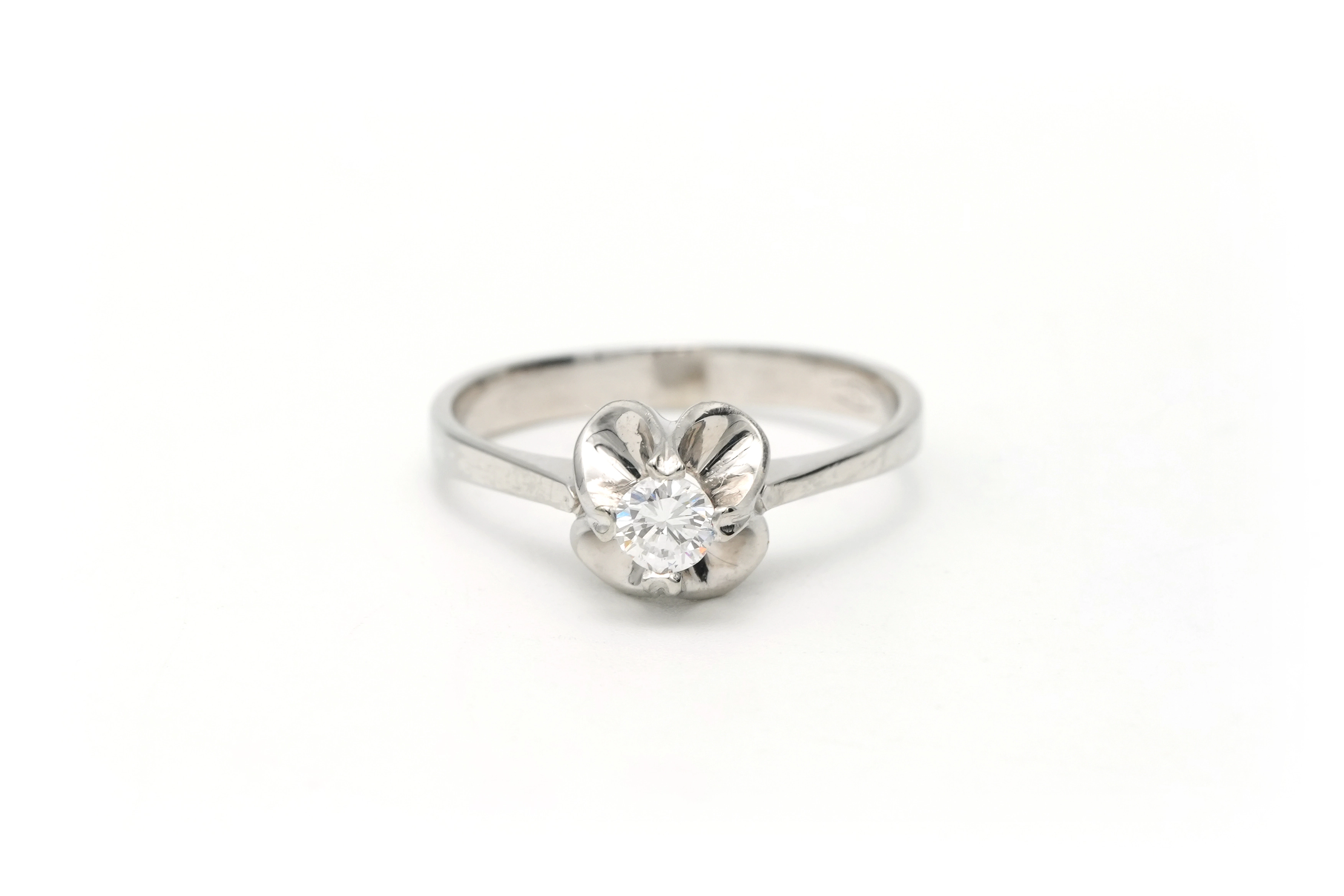 Bague Années 70 en or blanc 18 carats sertie d'un diamant "taille" brillant (+-0.14ct) - 1