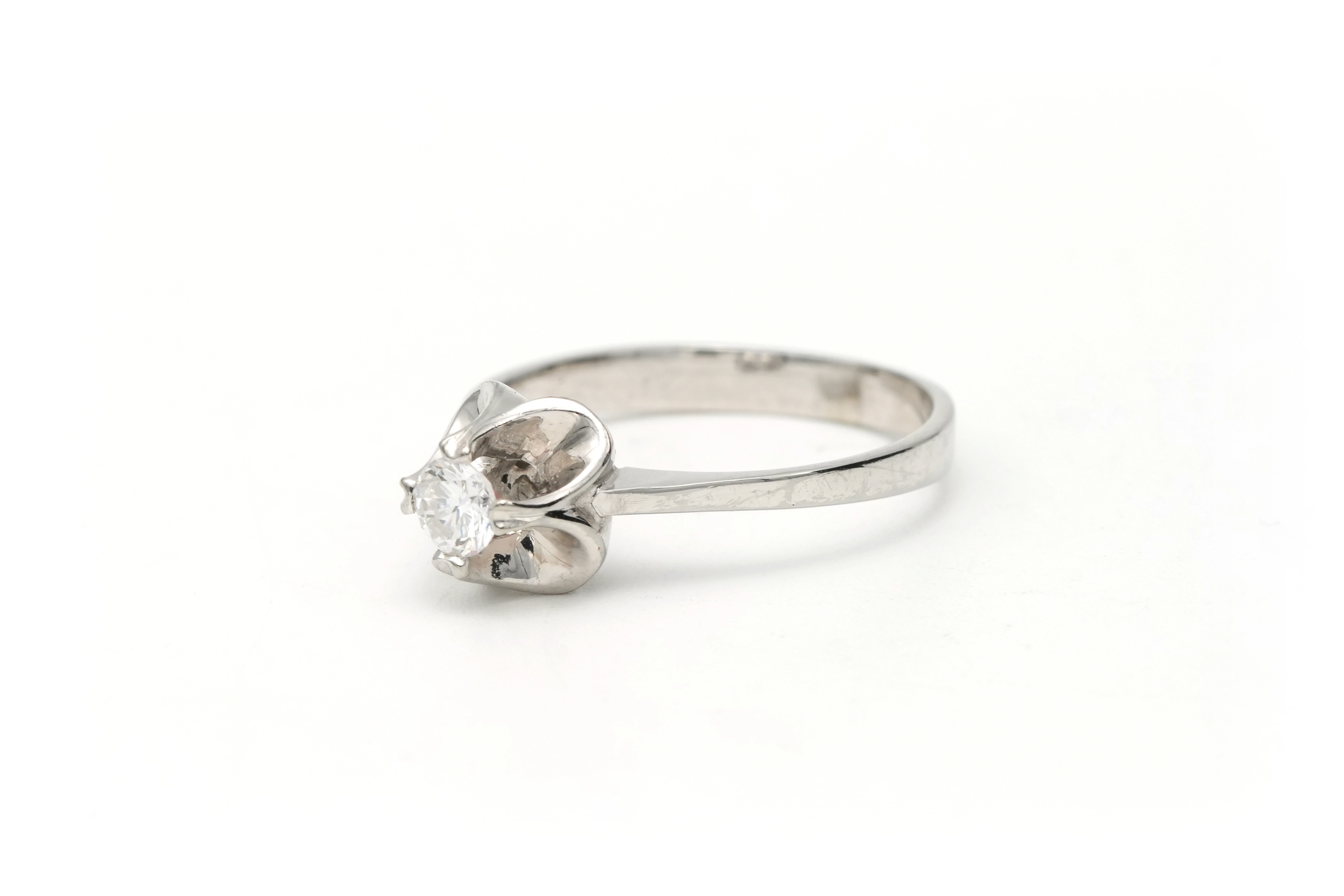 Bague Années 70 en or blanc 18 carats sertie d'un diamant "taille" brillant (+-0.14ct) - 2
