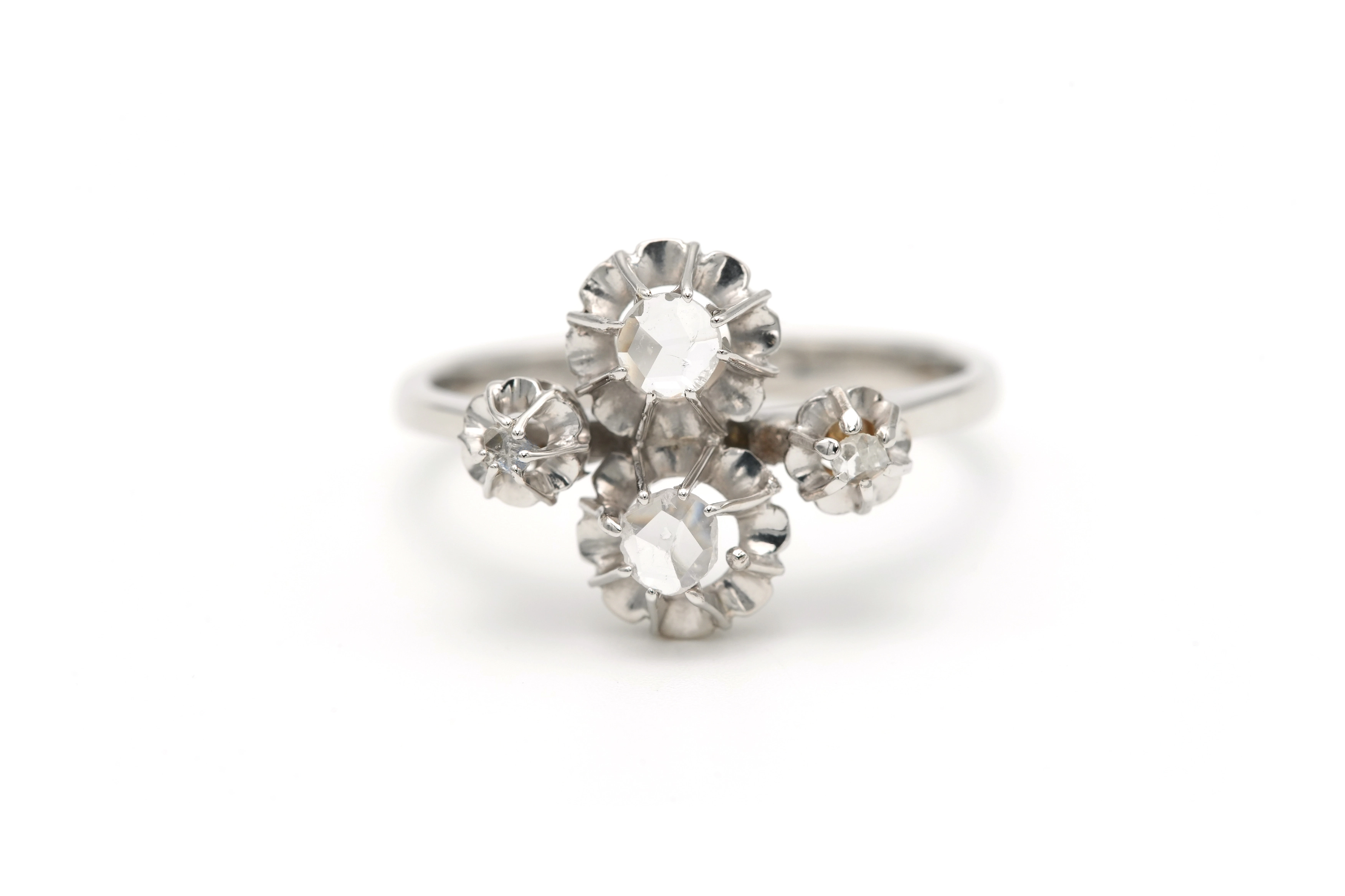 Bague Art Déco en or blanc 18 carats sertie de diamants - 1