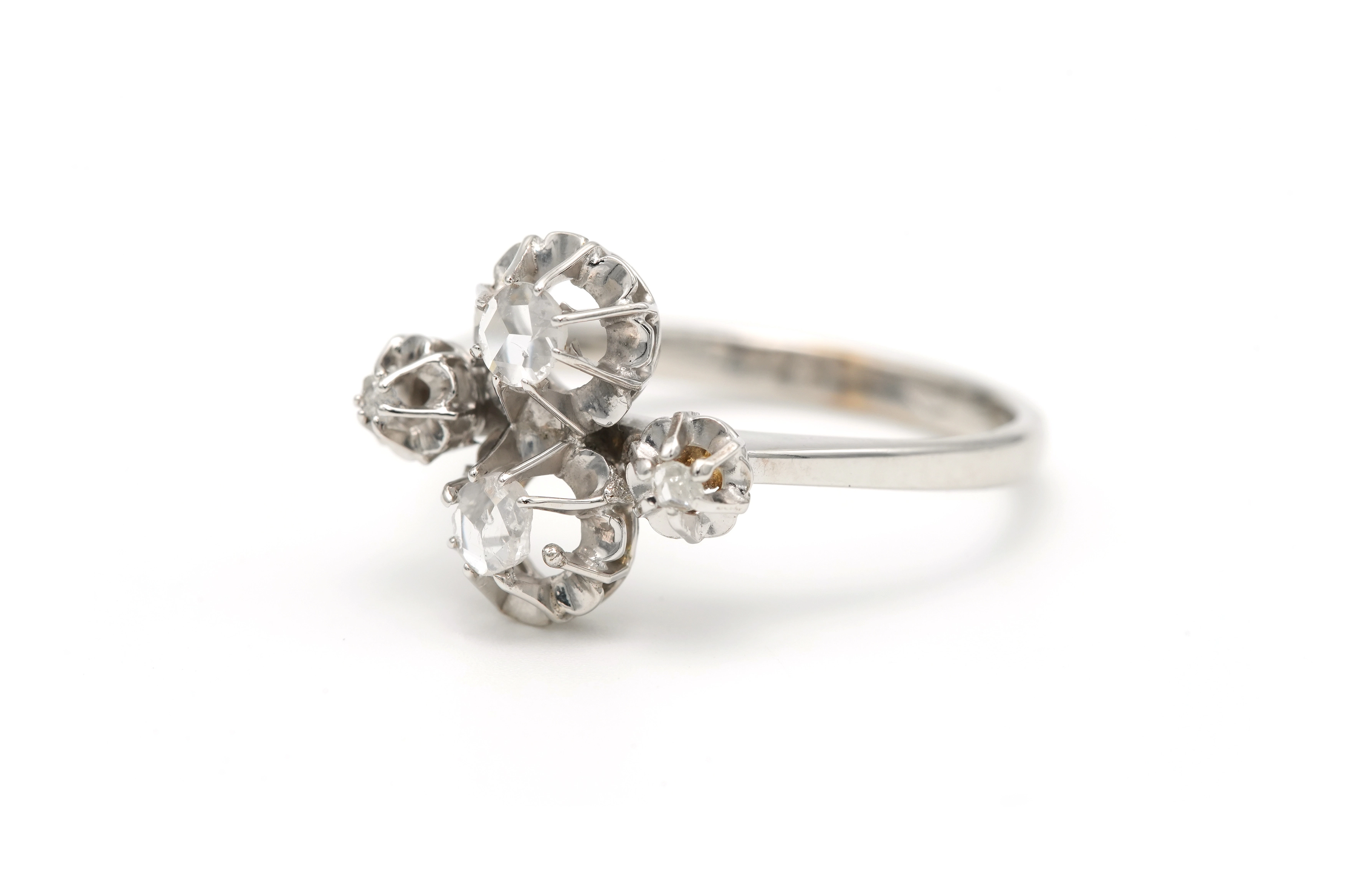 Bague Art Déco en or blanc 18 carats sertie de diamants - 2