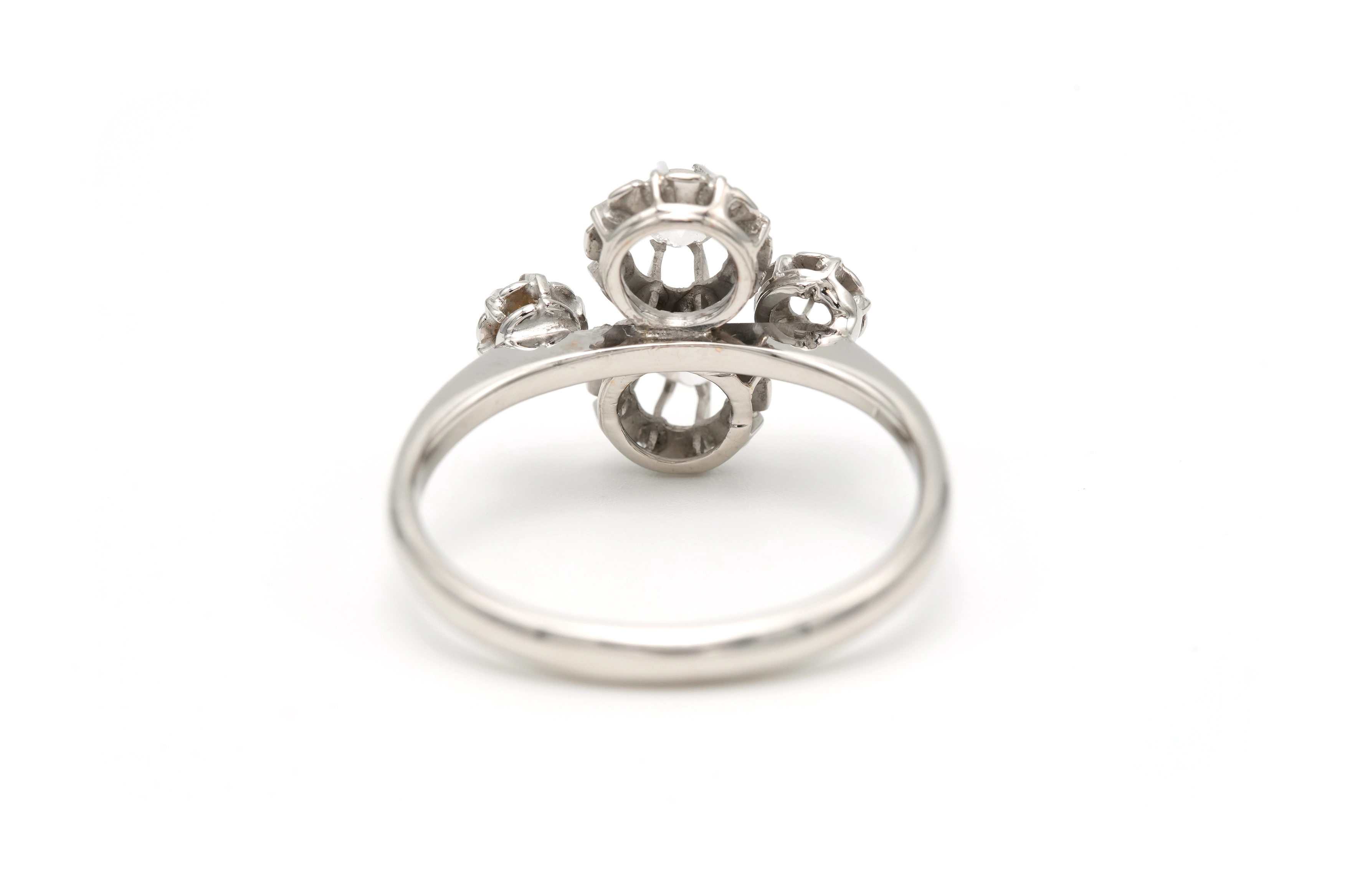 Bague Art Déco en or blanc 18 carats sertie de diamants - 4