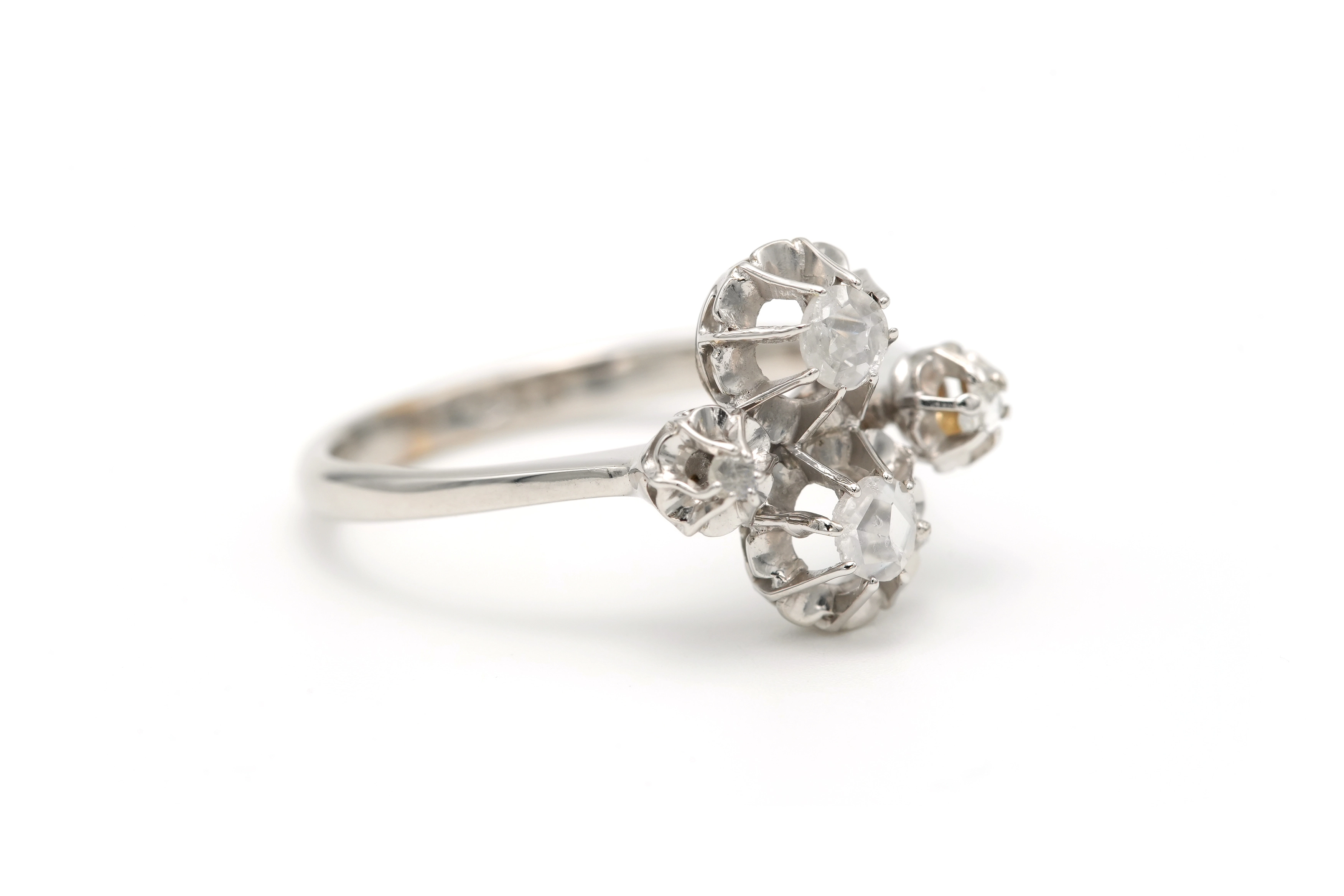 Bague Art Déco en or blanc 18 carats sertie de diamants - 6