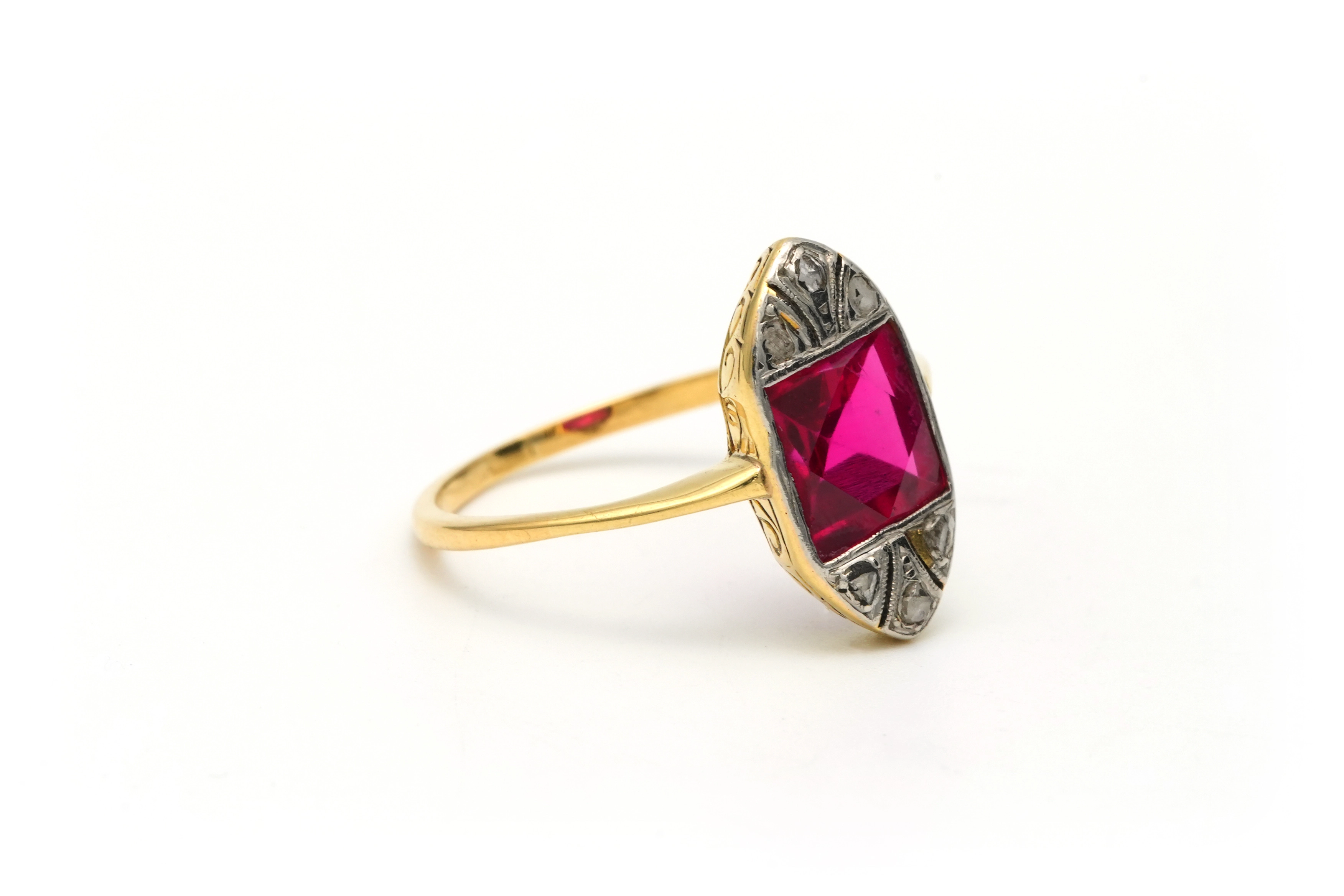 Bague Art Déco en or jaune et blanc 18 carats sertie d'un rubis de synthèse et de diamants "taille" rose - 6