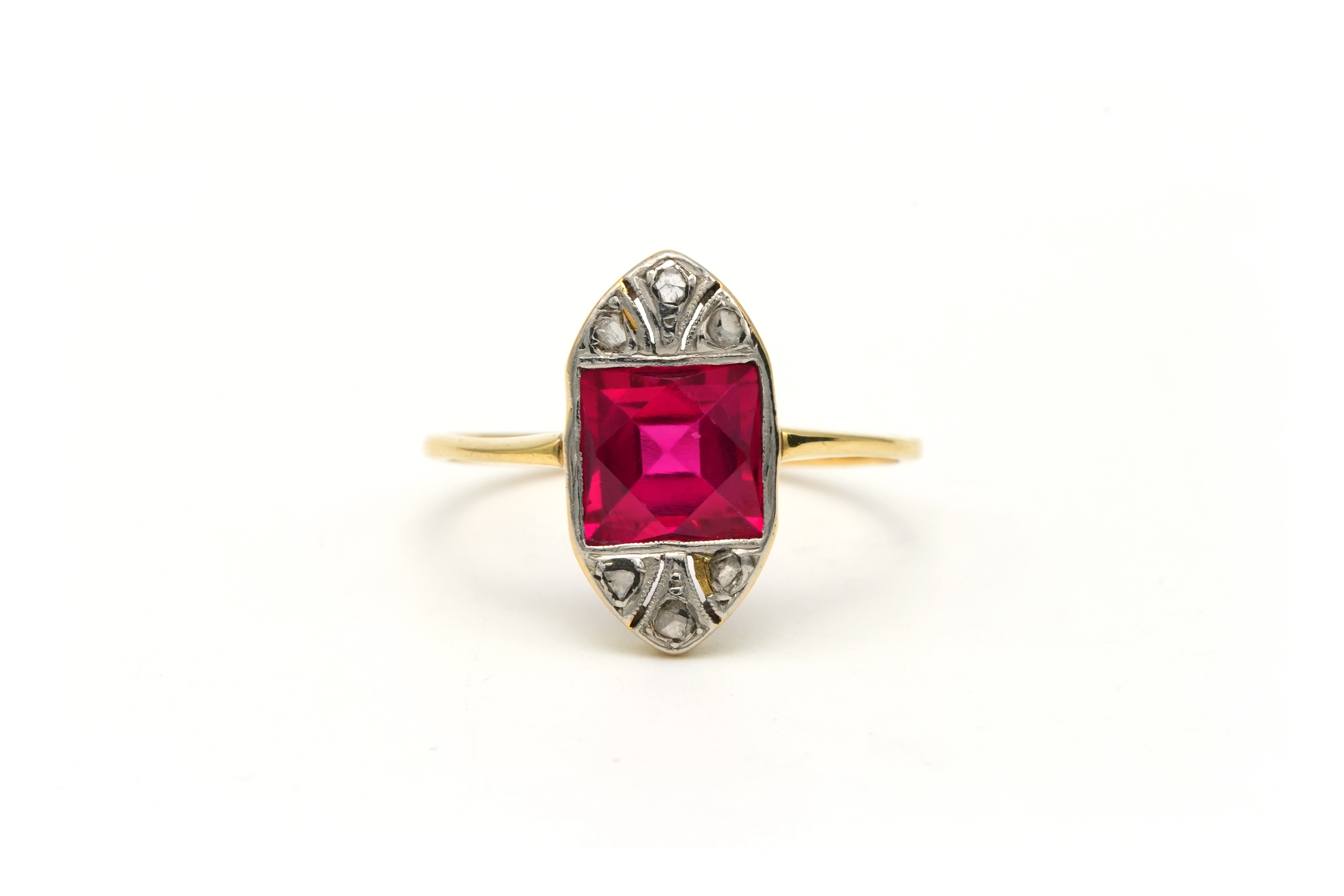 Bague Art Déco en or jaune et blanc 18 carats sertie d'un rubis de synthèse et de diamants "taille" rose - 1