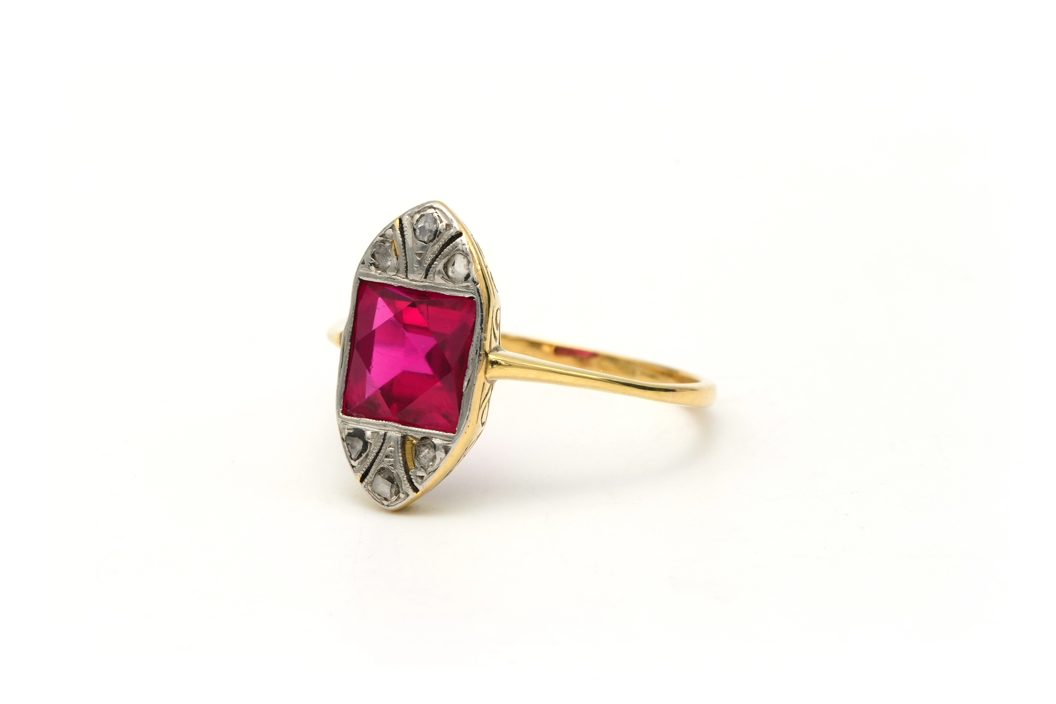 Bague Art Déco en or jaune et blanc 18 carats sertie d'un rubis de synthèse et de diamants "taille" rose - 2