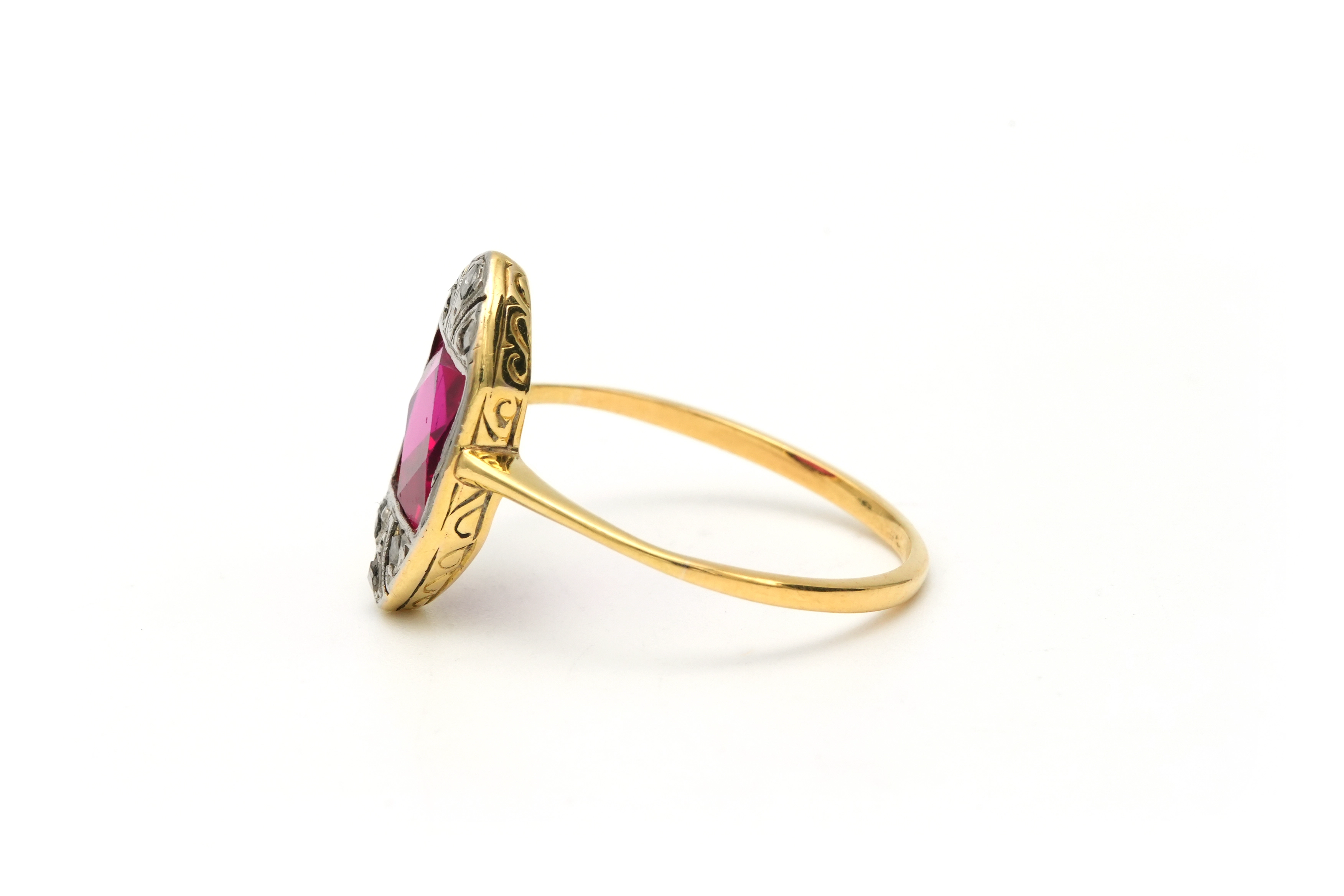 Bague Art Déco en or jaune et blanc 18 carats sertie d'un rubis de synthèse et de diamants "taille" rose - 3