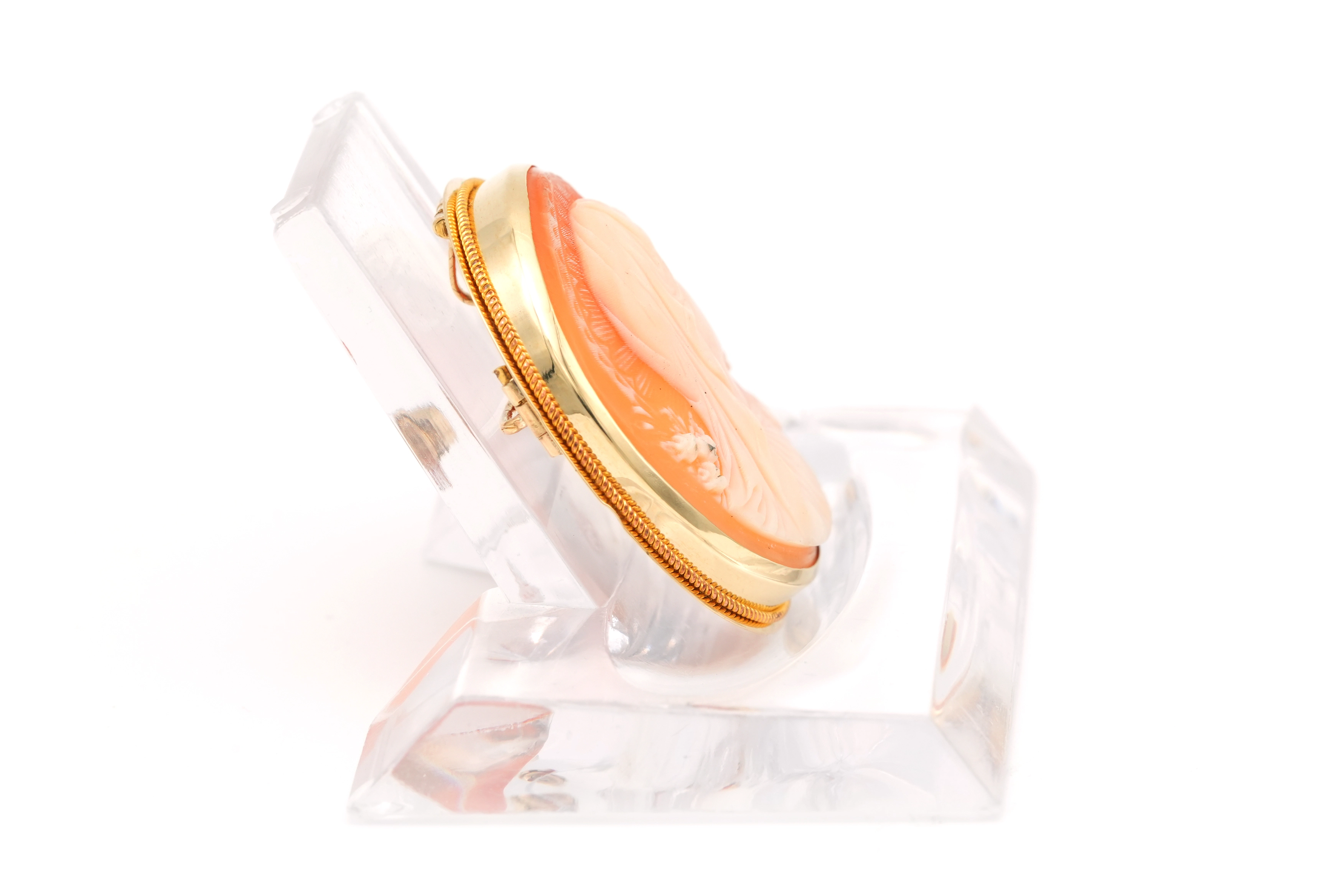 Broche Années 50 en or jaune 18 carats sertie d'un camée coquillage - 4